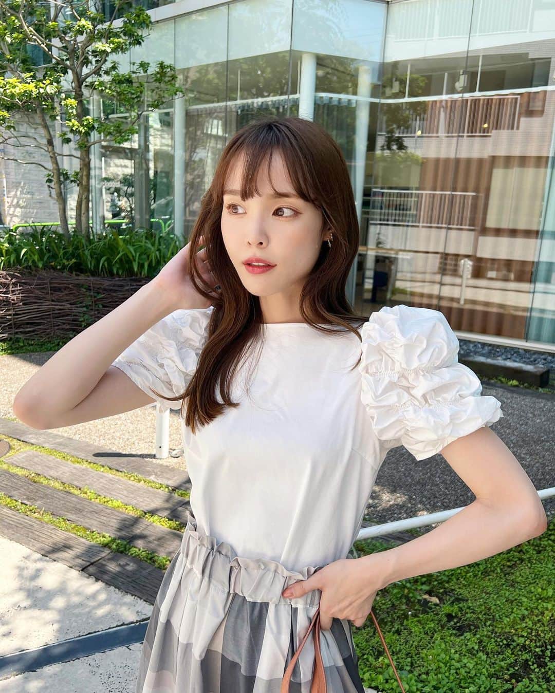 磯田 ひかる(Hikaru Isoda) のインスタグラム：「こんばんは✨🌙 暑い日が続きますね😹 体調崩さないように〜🙏  この日は甘めな夏コーデ♡ 涼し気なチェック柄は夏もたくさん着れそう🫶🫶🥰  【着用アイテム】 Tops @celford_official  Skirt @grl_official  Bag @polene_paris   ------------------------------ picaru：162cm / 骨格ウェーブ 1st ブライトスプリング 2nd ブライトサマー  大人可愛いスタイルアップコーデ ヘアメイクを合わせた トータルスタイリングを提案🤍  不定期にストーリーで ファッションお悩み相談募集中🥰 ------------------------------  他の投稿を見る→【@picaruuu】」