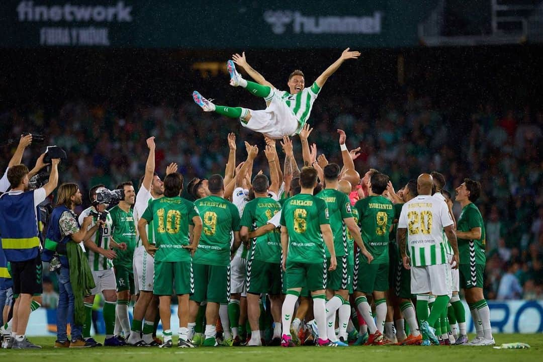 ホセ・マヌエル・レイナのインスタグラム：「Un placer participar en el homenaje a una de las leyendas del fútbol de este país 👏🏼⚽️🔝  Único. Incomparable. Eterno. ¡Suerte en lo que venga, amigo @joaquinarte! #Joaking 👑」