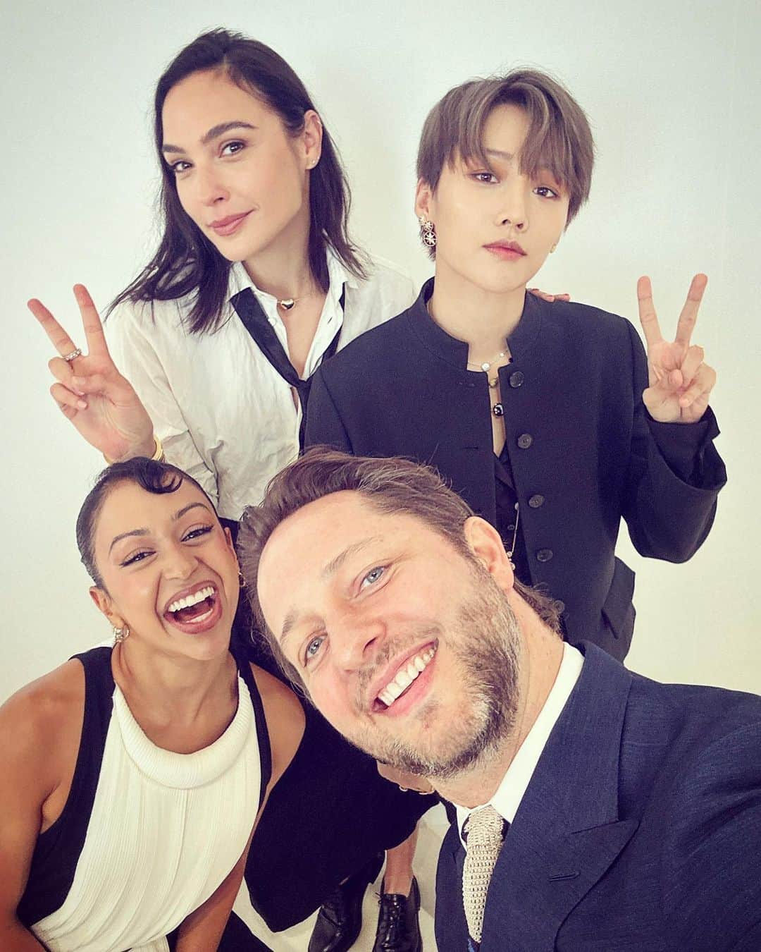 デレク・ブラスバーグのインスタグラム：「⭐️ The 10th annual @lvmhprize! ⭐️  Cohosts with the most @lizakoshy @gal_gadot and @lyx0420! CONGRATULATIONS to @setchu.official, who’s designer @satoshikuwata took home 400,000 Euros and a year of mentorship from @lvmh」