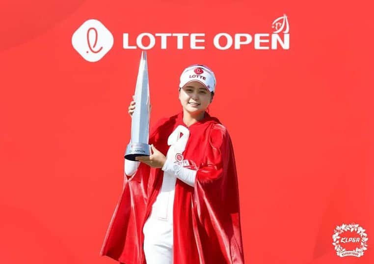 チェ・ヘジンのインスタグラム：「오랜만에 한국 경기를 할 수 있어 너무 행복했고 또한 저의 메인 스폰서인 롯데에서 주최하는 대회에서 우승하게 되서 정말 기쁘고 축하해주신 분들 너무 감사합니다.  그동안 기다려주시고 저를 항상 믿어주시는 분들께 감사드리고 한단계 더 성장 할 수 있는 계기가 되어서 너무 기쁩니다.  가족처럼 믿고 후원해주신 롯데그룹, 이쁜 옷 지원해주시는 톨비스트, 최고의 클럽 지원해주신 핑,넘버 원 볼 지원해주시는 타이틀리스트,너무 이쁘고 편안한 신발나이키,스윙에 많은 도움을 주는 시다스 ,눈을 위해 이쁜 선글라스 지원해주시는 오클리, 자외선속에서도 제 피부를 지켜주는 Sparms,도움주신 모든분들께 진심으로 감사드립니다.  이번 경기 정말 많은 팬분들을 직접 경기장을 찾아주셨는데 만나 뵐 수 있어 너무 즐거웠고 덕분에 오랜만에 좋은경기 보여드릴수 있어 감사합니다!  Lpga에서도 멋진 경기 보여드리도록 노력하겠습니다 많은 응원 부탁드려요😊  #glof #klpga #lpga #lotteopen #bearsbestcheongna #통산11승」
