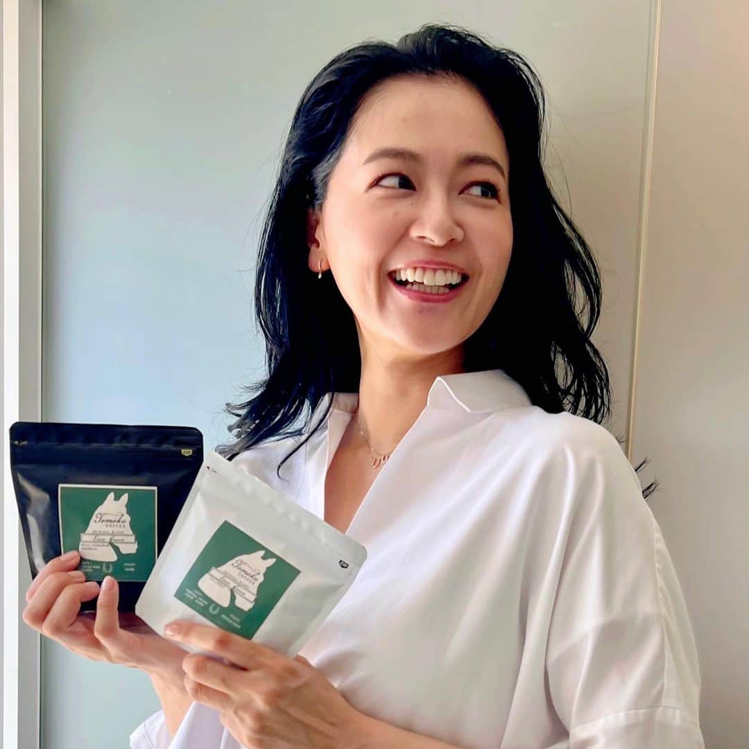 黒谷友香のインスタグラム：「皆さん、こんばんは〜😆 作っちゃった〜ん😘「Tomoka coffee」 パッケージのデザインに入れたのは馬と蹄鉄、そして緑色🐴😊🌳✨ Evergreenっていうタイトルには、 人間もいつでも常緑で生き生きと輝いていたいネ✨ っという願望を込めて😉飲むと若返ったりして🤗（笑）  #ralphlauren#poloralphlauren#乗馬#馬#東京#tokyo#sdgs#ログハウス#着物#ハーブ#地球温暖化#ガーデニング#LOVOT #ラボット#mediaid#diy#日本#日産 #nissan#EV#日産ariya#ai#大鵬薬品工業#バップフォーレディ#エビス#プレミアムケアハブラシ#いち瑠#黒谷友香」