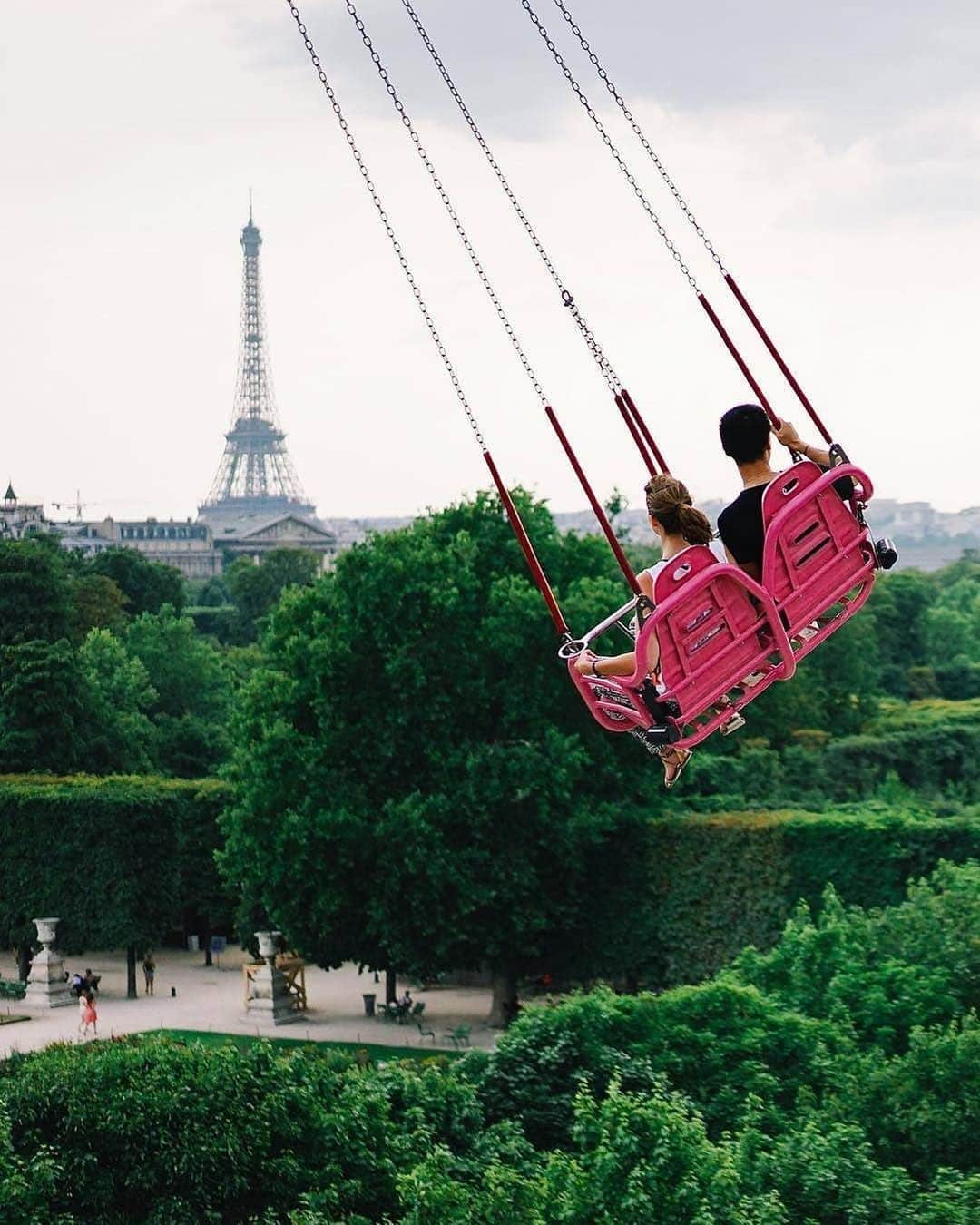 VuTheara Khamさんのインスタグラム写真 - (VuTheara KhamInstagram)「Parisian Moment, Paris . A series of pictures taken last summers. Which one do you prefer ? #paris #summer #summervibes」6月7日 23時50分 - vutheara