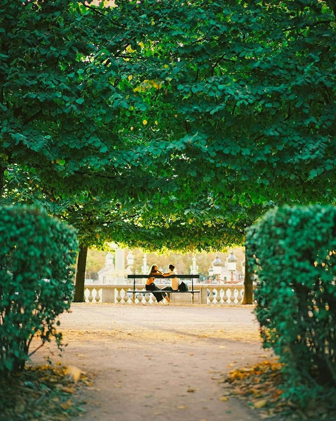 VuTheara Khamさんのインスタグラム写真 - (VuTheara KhamInstagram)「Parisian Moment, Paris . A series of pictures taken last summers. Which one do you prefer ? #paris #summer #summervibes」6月7日 23時50分 - vutheara