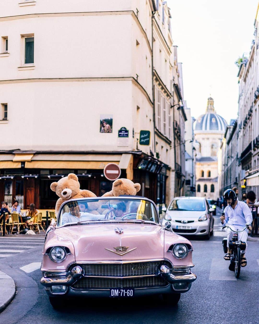 のインスタグラム：「Parisian Moment, Paris . A series of pictures taken last summers. Which one do you prefer ? #paris #summer #summervibes」