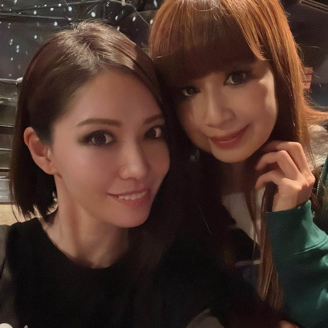 ERYさんのインスタグラム写真 - (ERYInstagram)「5/27は吉祥寺GBにて極東ファロスキッカー、NICKEY & THE WARRIORSとの2バンドで激アツな夜でした！ フロアの熱量も高くバンド同士も良い関係、とっても楽しく過ごしました。 ニッキーさんと宙也さんのデュエットも最高でしたね。  写真はライブ写真や打ち上げ写真や、本番前にダッシュで食べにいったトニーズピザなど。 #極東ファロスキッカー #ファロキ #nickeyandthewarriors  #吉祥寺GB #吉祥寺rockjointgb  #トニーズピザ #tonyspizza」6月7日 23時51分 - bass_ery