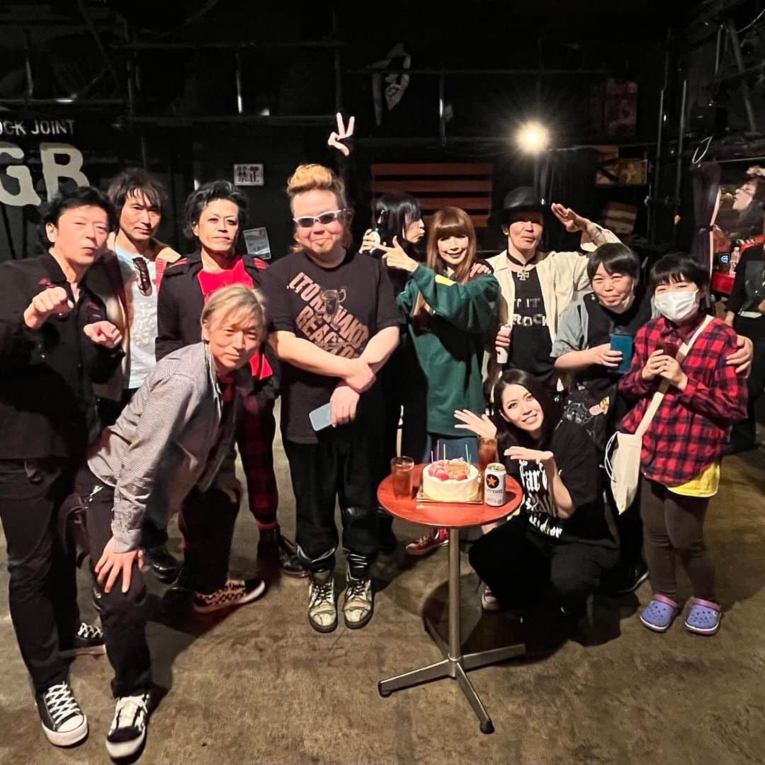 ERYさんのインスタグラム写真 - (ERYInstagram)「5/27は吉祥寺GBにて極東ファロスキッカー、NICKEY & THE WARRIORSとの2バンドで激アツな夜でした！ フロアの熱量も高くバンド同士も良い関係、とっても楽しく過ごしました。 ニッキーさんと宙也さんのデュエットも最高でしたね。  写真はライブ写真や打ち上げ写真や、本番前にダッシュで食べにいったトニーズピザなど。 #極東ファロスキッカー #ファロキ #nickeyandthewarriors  #吉祥寺GB #吉祥寺rockjointgb  #トニーズピザ #tonyspizza」6月7日 23時51分 - bass_ery