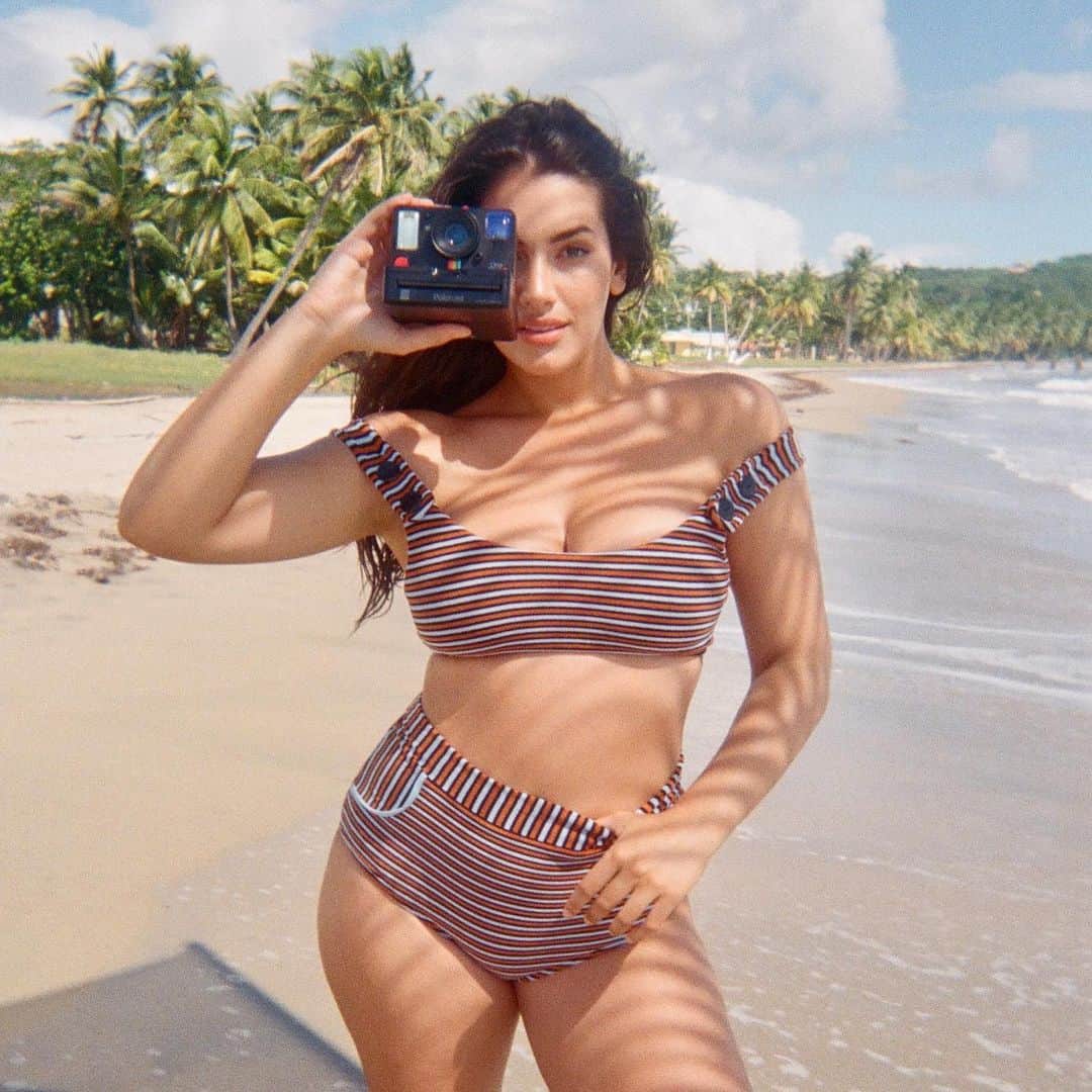 Sports Illustrated Swimsuitさんのインスタグラム写真 - (Sports Illustrated SwimsuitInstagram)「@imlorenaduran caught on the other side of the camera! 📸」6月7日 23時54分 - si_swimsuit
