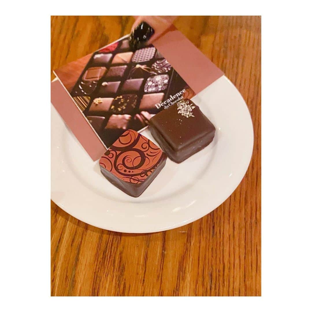 MINAのインスタグラム：「. @ruka_mishina の爪とチョコ🍫 美味しかった＾＾」