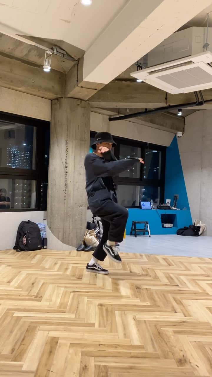古謝那伊留のインスタグラム：「今日はダンスレッスン初心者クラスでした🕺✨  振り付け的に音にはめるという事を中心に作ったので 難しい部分も多かったと思いますが この振り付けを踊る事で色々と見えてくる部分はあったと思います‼️  僕はありました😤  今回のような振りも作りつつダンスの楽しさを皆さまに少しでも良いから知っていただけたら嬉しいです✨  次は金曜日だけどまた違った感じの楽しい振りが出来たのでお楽しみに🤭  群青 / YOASOBI  #choreographer #コレオグラファー #DANCE #ダンス #群青 #YOASOBI」