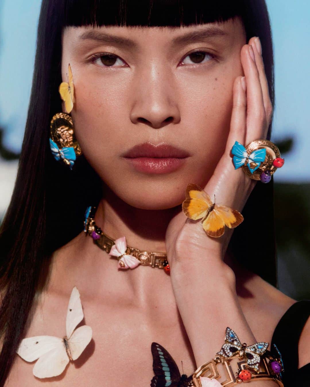 ジャンニヴェルサーチのインスタグラム：「Jewelry alive with hand-painted butterflies and ladybugs for #VersaceLaVacanza  Now at Versace.com via the link in bio.」