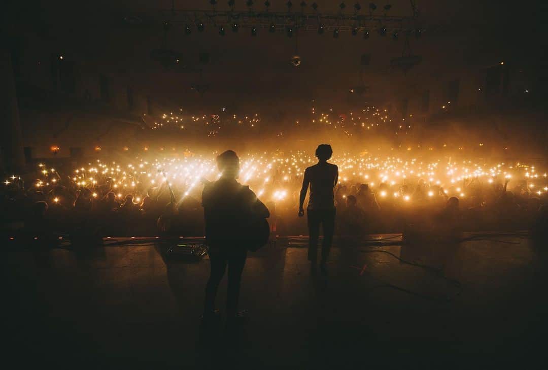 ニック・マーティンのインスタグラム：「Been hibernating the last few days. Just wanted to say thank you to everyone who came out to the last show of tour in Riverside! This whole tour blew our minds & we can’t thank all of you enough for making it so special. Thank YOU for being a part of our family. Extra special thanks to our crew & the rest of the bands/crew on this tour @dayseeker @elliott_mags 🖤 And yes, more tours to be announced very soon 😉🤘🏽..」