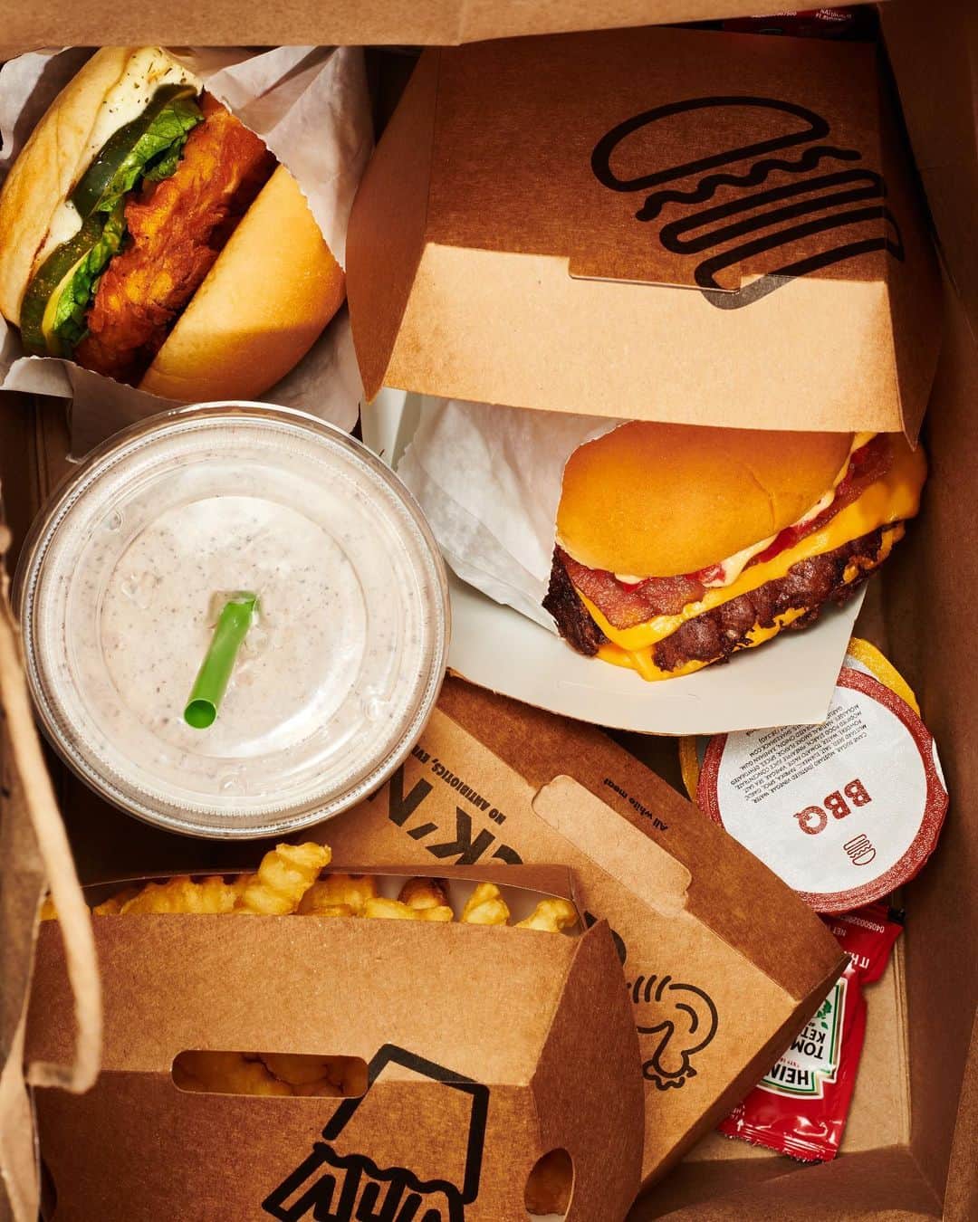 SHAKE SHACKさんのインスタグラム写真 - (SHAKE SHACKInstagram)「What's in our bag 👆What's in yours?」6月8日 0時15分 - shakeshack