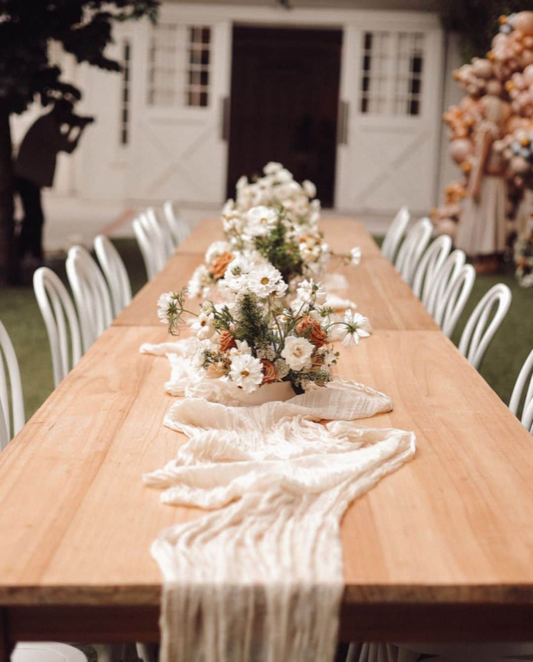 ケリー・マレーさんのインスタグラム写真 - (ケリー・マレーInstagram)「still dreaming about last weeks summer kick-off 💭🌊🌼🫧 sharing all the details from our event at the @lombardihouse ✨  Venue: @lombardihouse  Florals: @wallflower_inspiration  Balloons/Backdrops: @rentbohobabes  Rentals: @archiverentals  Handwritten signs: @rachelharveydesigns  Food: @mendocinofarms  Dessert: @crumblcookies + @bakedbymelissa  Drinks: @drinkspindrift + @boxedwater  Charcuterie boards: @theharvestboard_  Custom Jewelry: @oursparechange  Sunscreen: @tubbytodd」6月8日 0時09分 - kelli_murray