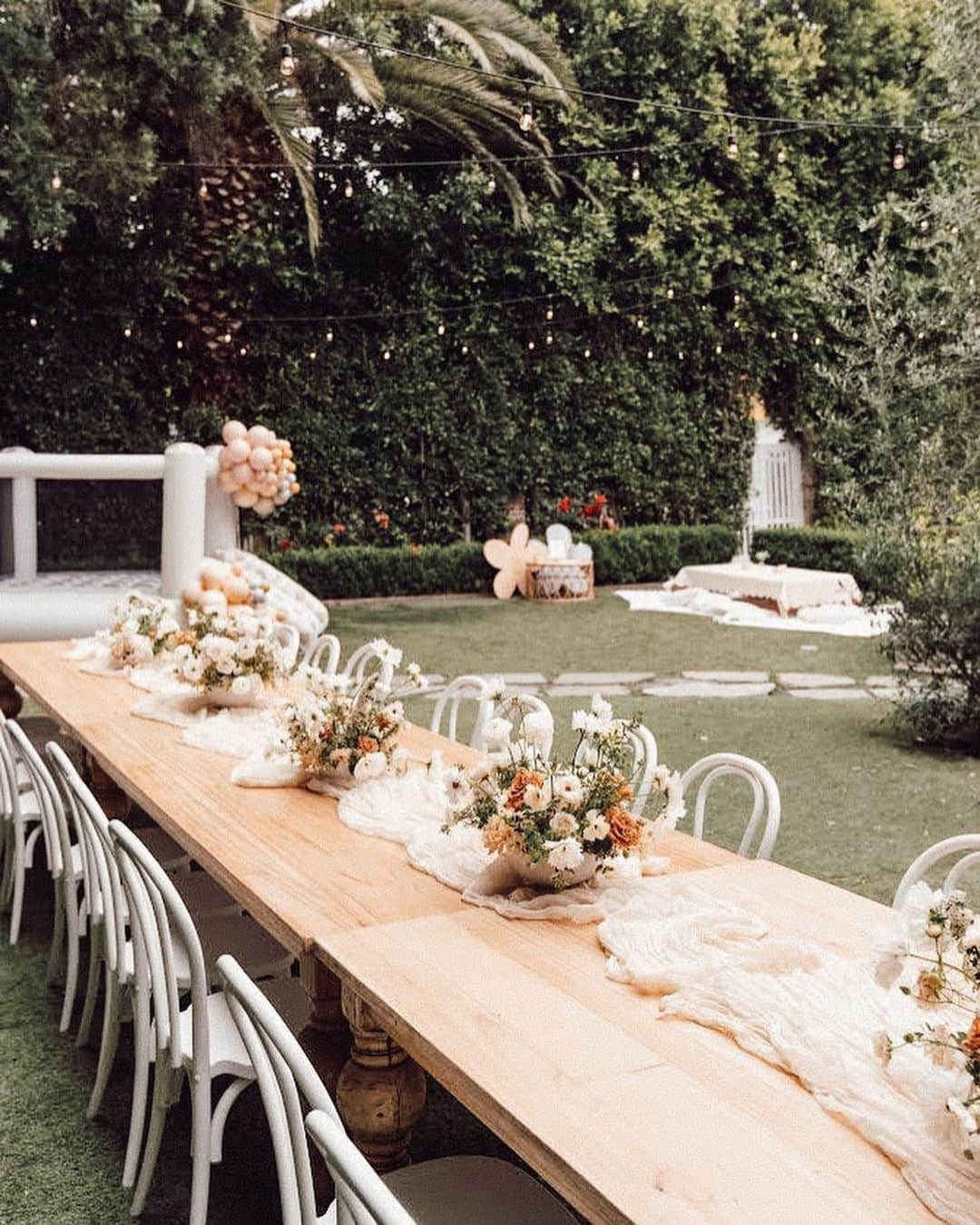 ケリー・マレーのインスタグラム：「still dreaming about last weeks summer kick-off 💭🌊🌼🫧 sharing all the details from our event at the @lombardihouse ✨  Venue: @lombardihouse  Florals: @wallflower_inspiration  Balloons/Backdrops: @rentbohobabes  Rentals: @archiverentals  Handwritten signs: @rachelharveydesigns  Food: @mendocinofarms  Dessert: @crumblcookies + @bakedbymelissa  Drinks: @drinkspindrift + @boxedwater  Charcuterie boards: @theharvestboard_  Custom Jewelry: @oursparechange  Sunscreen: @tubbytodd」