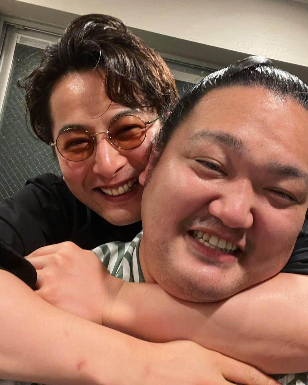 石黒英雄のインスタグラム：「海ちゃん再十両おめでとう✌️!!!! #毎場所終わりに毎回会って反省会 #おんぶしたら首絞めた形になった #泣いたよね #相撲」