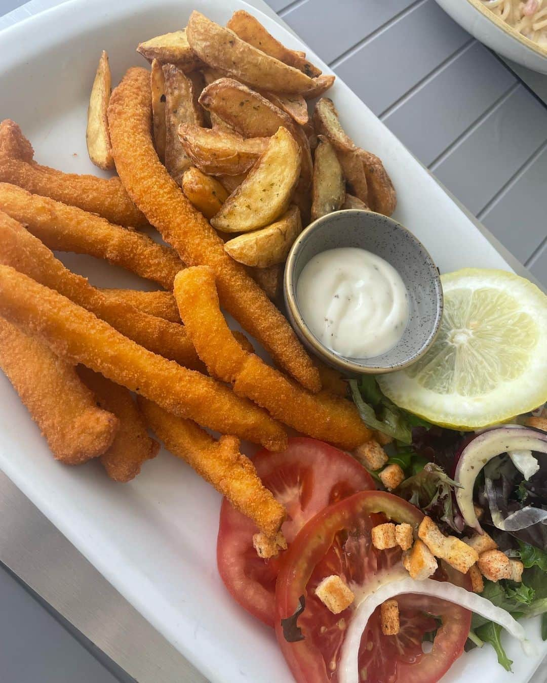 黒田愛美さんのインスタグラム写真 - (黒田愛美Instagram)「Faroのmarina⛵️でランチ🍽️ 私はカラマリにしたけど なんか違った〜 行儀悪い食べ方してしまいました😅 マミーのカルボナーラもまぁ期待してなかったけどそんな感じw  ちょうど日曜だったから お店ほとんど閉まってて街は閑散としてました😅  #faro #portugal  #アルガルヴェ #ポルトガル #ポルトガル旅行 #親子旅 #黒田愛美」6月8日 5時47分 - kurodaaimi