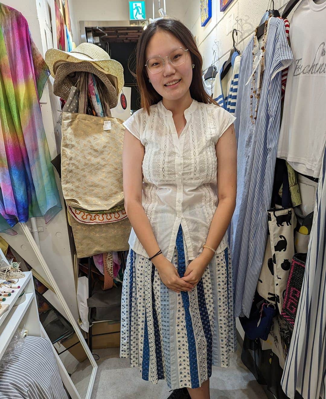 平井富子のインスタグラム：「都内から、イハンさんがアンシャンテに、、  中国西安からの留学生で、日本語を勉強中。来年、専門学校で、日本料理を勉強するとか。素晴らしい〜  スペイン製レースのブラウス、可愛いプリントのスカート、スワロフスキーのピアスを気に入って頂きました。 そのまま着用、お似合い〜  また、遊びに来て下さい～」