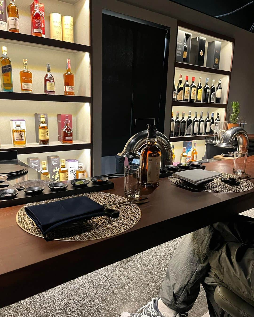 キム・ボラムのインスタグラム：「지인이 오픈한 가게에서 퇴근데이트 했어요 😚 입호강 눈호강 #묘우 @meowoo_dining」
