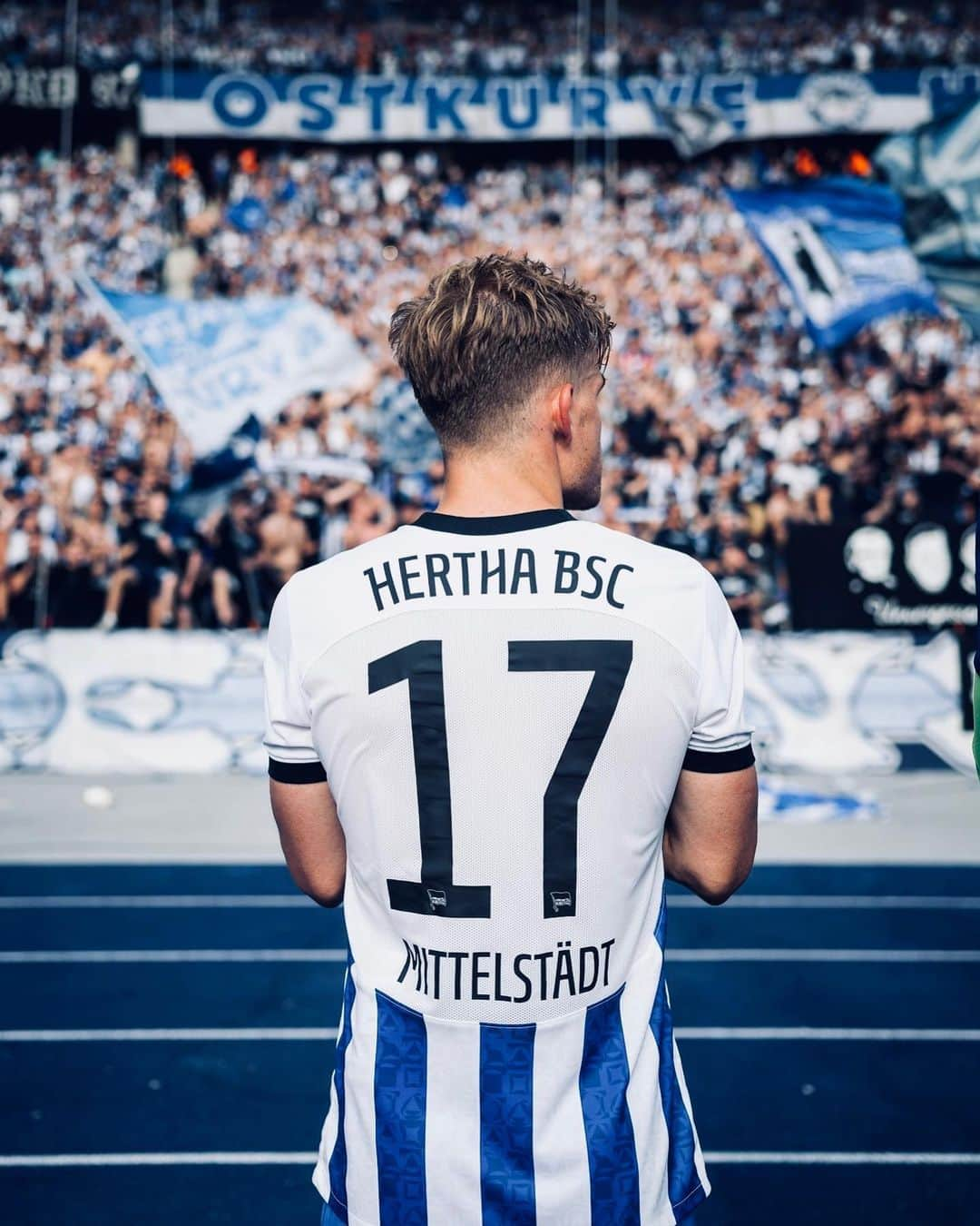 マキシミリアン・ミッテルシュタットのインスタグラム：「Hallo liebe Hertha Fans!   Eine sehr harte Saison ist zu Ende! Unter dem Strich steht der Abstieg, der für uns alle eine sehr große Enttäuschung ist. Auch für mich persönlich war diese Saison alles andere als leicht.  Was aber fantastisch war, war eure überragende Unterstützung während der Saison.   Ich habe mich dazu entschieden nach 11 Jahren einen neuen Weg einzuschlagen. Ich habe unheimlich schöne Moment erlebt, die ich für immer in Erinnerung behalten werde.  Ein herzliches Dankeschön, an alle die mich auf diesen Weg begleitet haben. An alle meine Mitspieler, an alle Mitarbeiter und vorallem Danke an euch Fans. Der Verein wird immer einen Platz in meinem Herzen haben.   Euer Maxi」