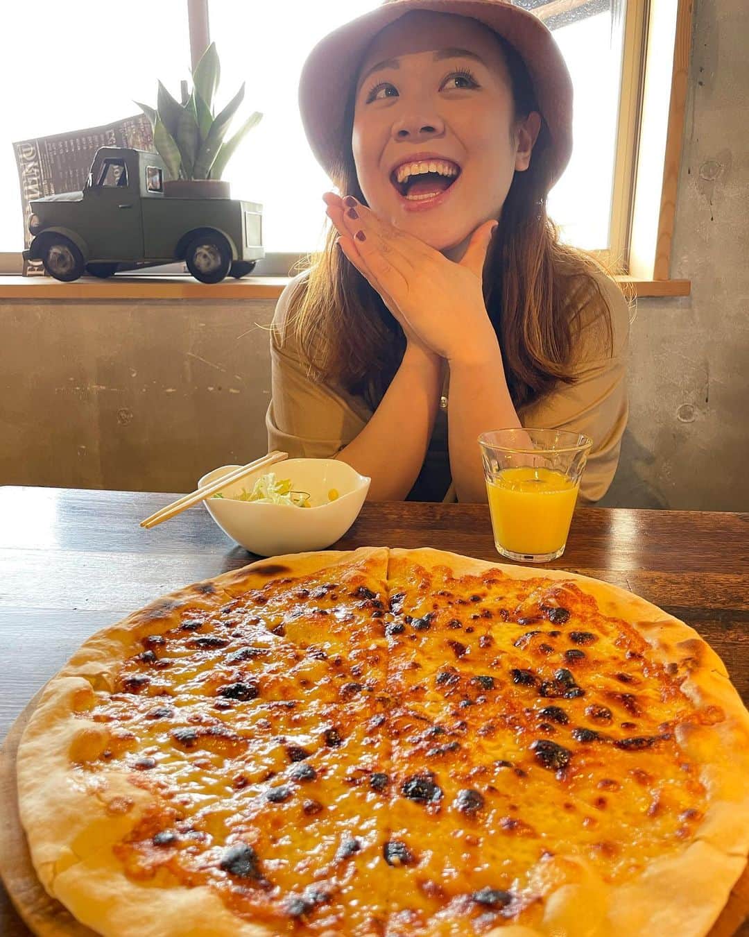 hoshinofumikaのインスタグラム：「🍕❤️ お友達と美味しいピザのある ジブリ空間へ行った🥰 最高だった〜！ ジブリ大好き。 定期的に観たくなるよね？🥹  トミーそろそろ ピザ食べたい🍕😙 @kao___sama88   Always hungry🍕❤️  #lunch #ランチ #pizza #ジブリ#インスタ時差投稿でごめんね」