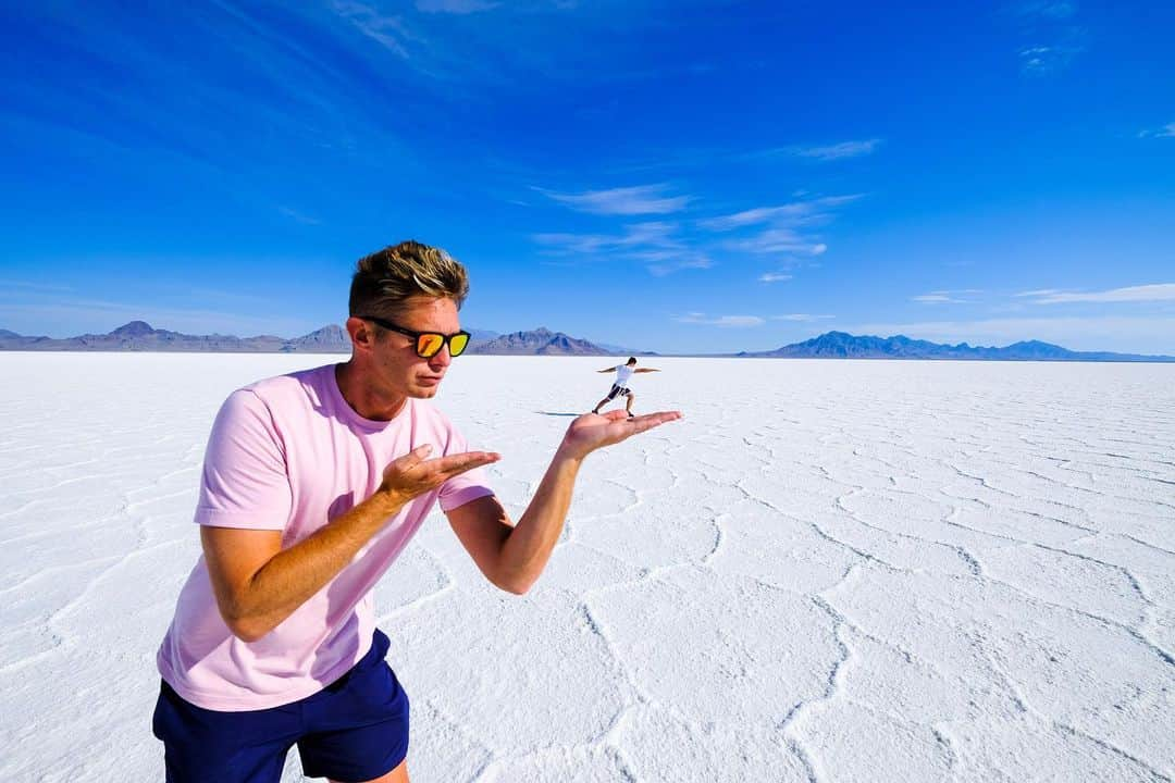 アメリカ内務省さんのインスタグラム写真 - (アメリカ内務省Instagram)「Honey, I shrank my friend!    Bonneville Salt Flats are one of Earth's most unique landforms. The salt flats are a vast expanse of salt crust located in northwestern Utah that stretch over 30,000 acres.   The large white flats create an otherworldly and surreal landscape, especially during sunrise and sunset. Visitors can explore the area, take photographs and experience the unusual sensation of walking on a salt crust.    Photo by Lei Zhou | sharetheexperience.org   #publiclands #saltflats #utah   Alt Text: A person in a t-shirt hold their hands up while standing on the salt flats with a person off in the distance. The photographer takes a picture that creates an illusion that the more distant person is in the other’s hand.」6月8日 0時21分 - usinterior