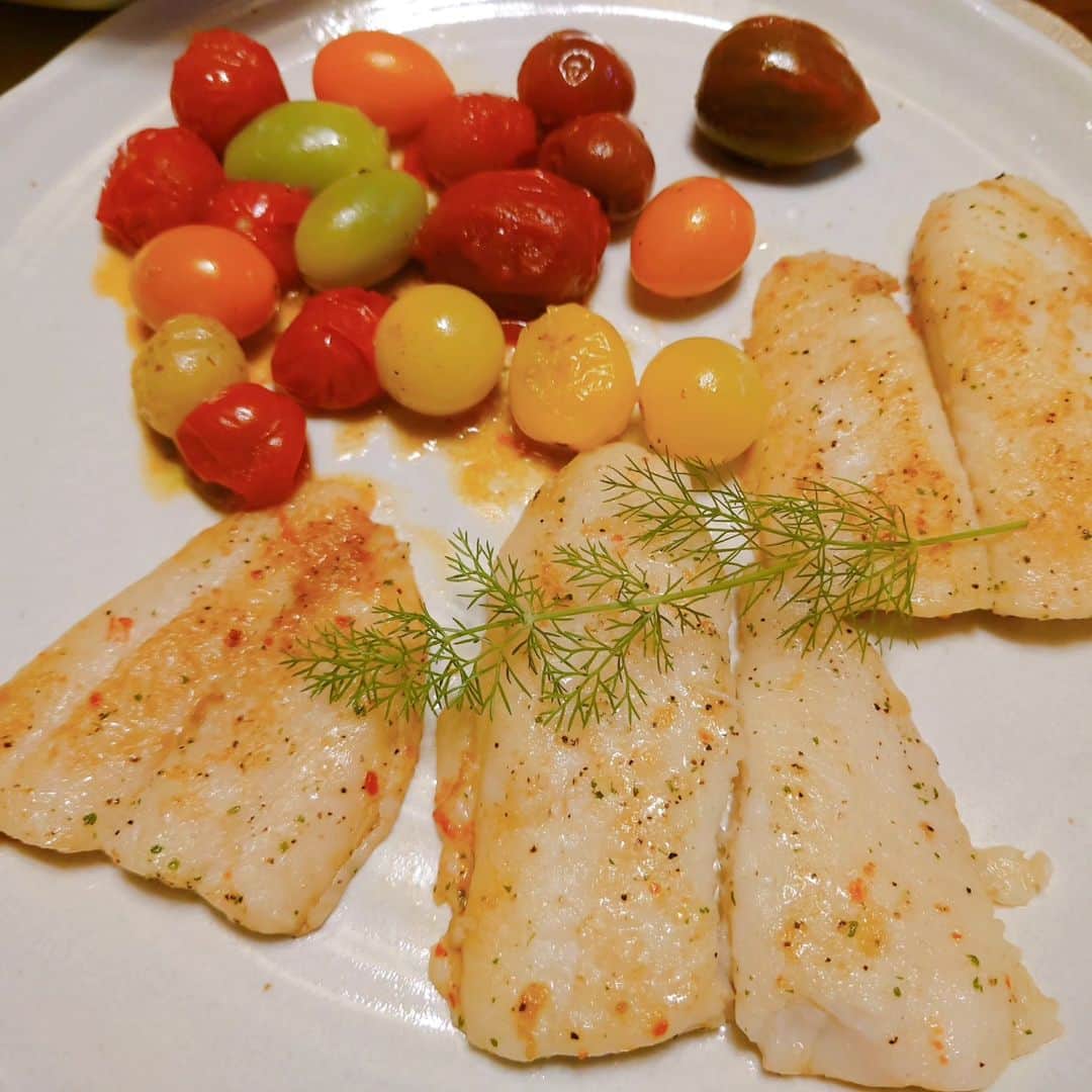 田畑祐一のインスタグラム：「庭のハーブを使いたかっただけの今夜のメニュー🌿  フェンネルを使った「白身魚のアンチョビ・オリーブオイルソテー、プチトマト添え」 （フェンネルちっちゃ） ローズマリーを使った「新ジャガのローズマリーポテト」 バジルを使った「グリーンサラダ」  そして食後はレモングラスとミントを使ったハーブティー☕  ハーブはちょっと使いたいだけなのに、ということ多くありませんか？そこで少しづつ庭で育てていますが、チョットだけでも格段に料理のレベルが上がった気がしますから（笑）皆さんも小さなプランターからスタートしてみては如何でしょう🌿」
