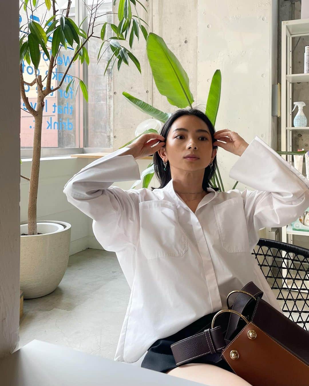 蒼あんなのインスタグラム：「れいなとお出かけ🌞 大人になったらけんか減ると思ってたけど 大して減らないね🥹  最近はれいながしようとしてた 髪型を真似して先に切ったられいなにキレられて、  そしたらおろしたての @mallowblue_official のシャツに 坦々麺の汁飛ばされたましたとさ🤬🍜  そんな痴話げんかに挟まれながらいつもカットして下さって 渡辺さん @nabe__log ありがとうございます🤣🫶  #twins #双子 #雙胞胎」