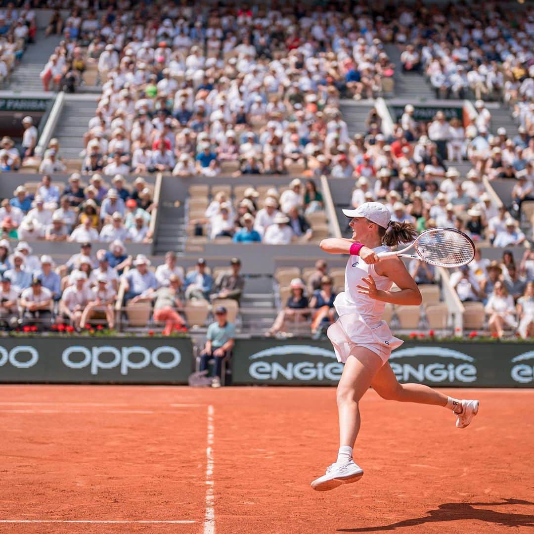 WTA（女子テニス協会）のインスタグラム：「Picture perfect in Paris 🤩  World No.1 @iga.swiatek secures her place BACK in the @rolandgarros semifinals!」