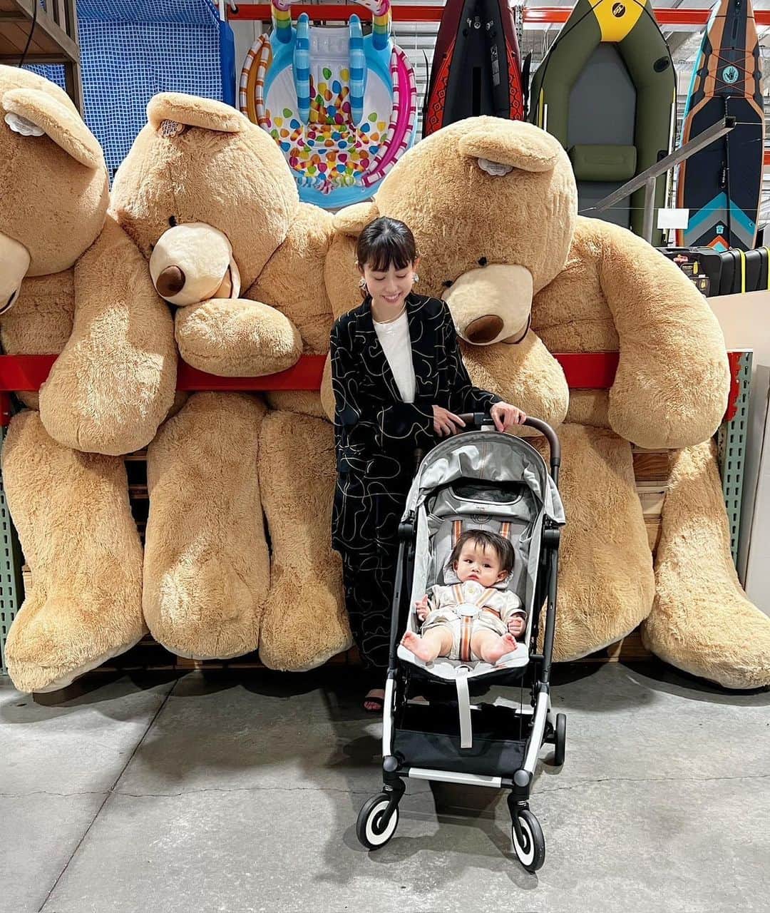木野園子のインスタグラム：「最近はベビーと一緒にお出掛けして楽しむことが増えました🤍ファーストベビーカーは産後初めてのお出掛けで購入したサイベックスのメリオカーボン✨ 都内で電車にも乗ることが多いので小回りもきいて、ベビーの乗り心地も良さそうでお気に入りです‼️  そして、今回セカンドベビーカーに新しくサイベックスから登場したオルフェオを。  オルフェオはコンパクトで片手で開閉が出来て実家に帰省するときや旅行、車に積んで置いて使うのにもとても便利🚙  キャリーストラップで肩からも掛けれるので気軽に持ち運びも出来ます🌈  そして、今から暑くなるシーズンに日本限定仕様でメッシュウィンドウも🌞🍉  私はベビーが寝てしまったときなど、シートがフルフラットになるのもポイントでした💡  #CYBEX #サイベックス #オルフェオ #ベビーカー #セカンドベビーカー ##CYBEX_PR」