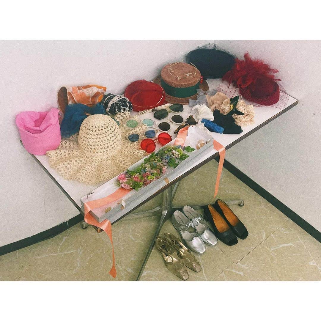 松尾レミのインスタグラム：「ライブが多い季節です。衣装や小物探し、大変だけどとっても好き❤️‍🔥これは以前MV撮影の時に家から持ってきた私物たち🌛大きな撮影の時はいつもこんな感じに何種類か服/小物を持っていきます。たのしー！」