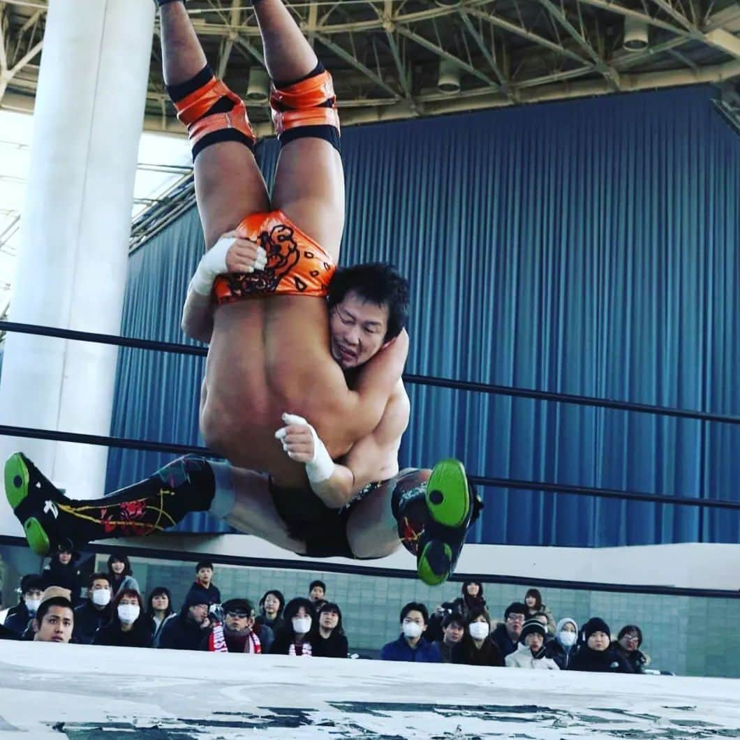 金本浩二さんのインスタグラム写真 - (金本浩二Instagram)「大日本プロレスで！⁡ ⁡ジャンピングは⁡ ⁡木村健吾先輩のオマージュとして...はたまたその前ならプロレスを好きになり始めた頃のボブ・バックランド選手！これ以上に危険なパイルドライバーは、俺が昔(ヤングライオン)大阪府立で西村修をギブアップさせたツームストンの形でエビ反りで極めた技！これをジャンピングパイルドライバーにもって行くのです。あまりにも危険な為、俺がスーパーJr 2回目の優勝したリーグ戦の⁡ ⁡カレーマンに出した1回だけです。いつかトライアングル・スコーピオンをやってみたい😌」6月8日 0時30分 - koji_kanemoto