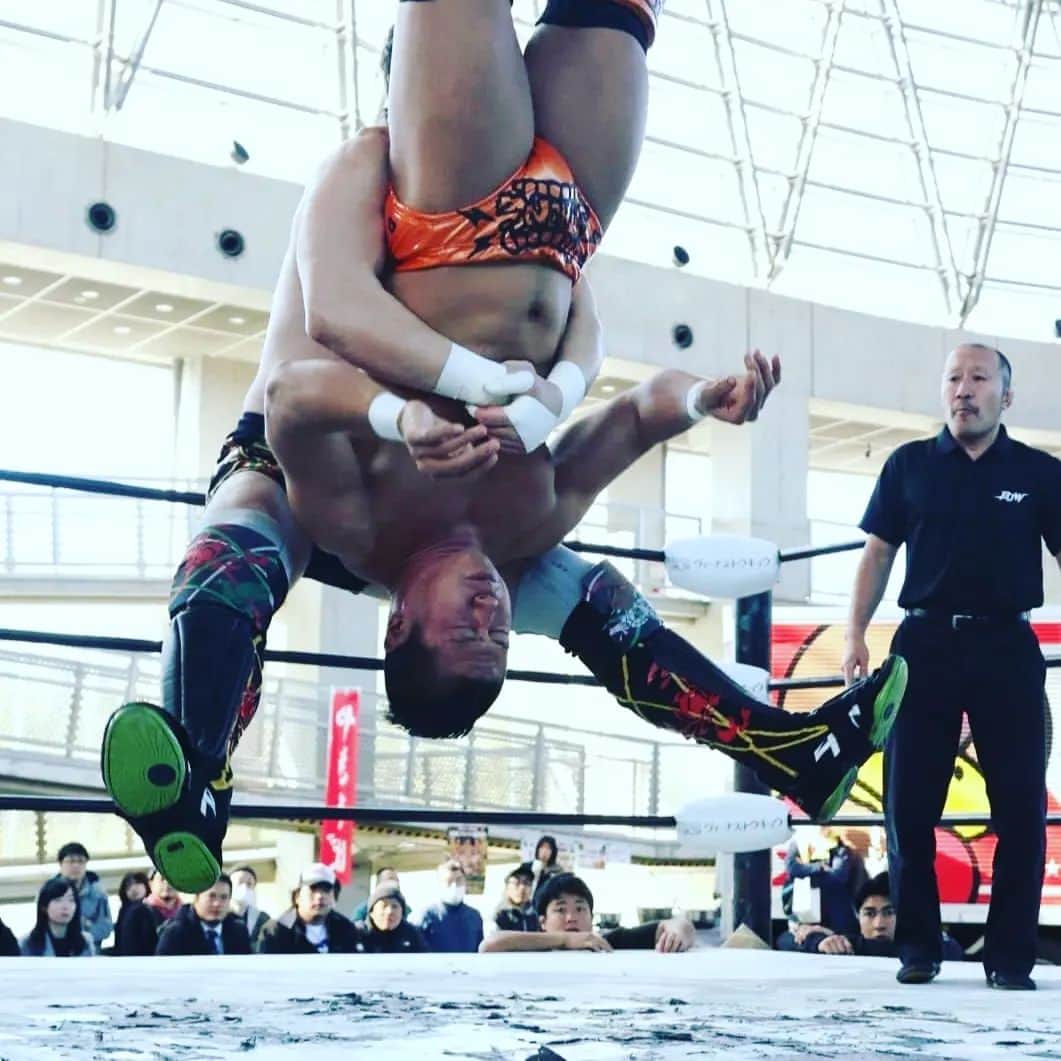 金本浩二のインスタグラム：「大日本プロレスで！⁡ ⁡ジャンピングは⁡ ⁡木村健吾先輩のオマージュとして...はたまたその前ならプロレスを好きになり始めた頃のボブ・バックランド選手！これ以上に危険なパイルドライバーは、俺が昔(ヤングライオン)大阪府立で西村修をギブアップさせたツームストンの形でエビ反りで極めた技！これをジャンピングパイルドライバーにもって行くのです。あまりにも危険な為、俺がスーパーJr 2回目の優勝したリーグ戦の⁡ ⁡カレーマンに出した1回だけです。いつかトライアングル・スコーピオンをやってみたい😌」