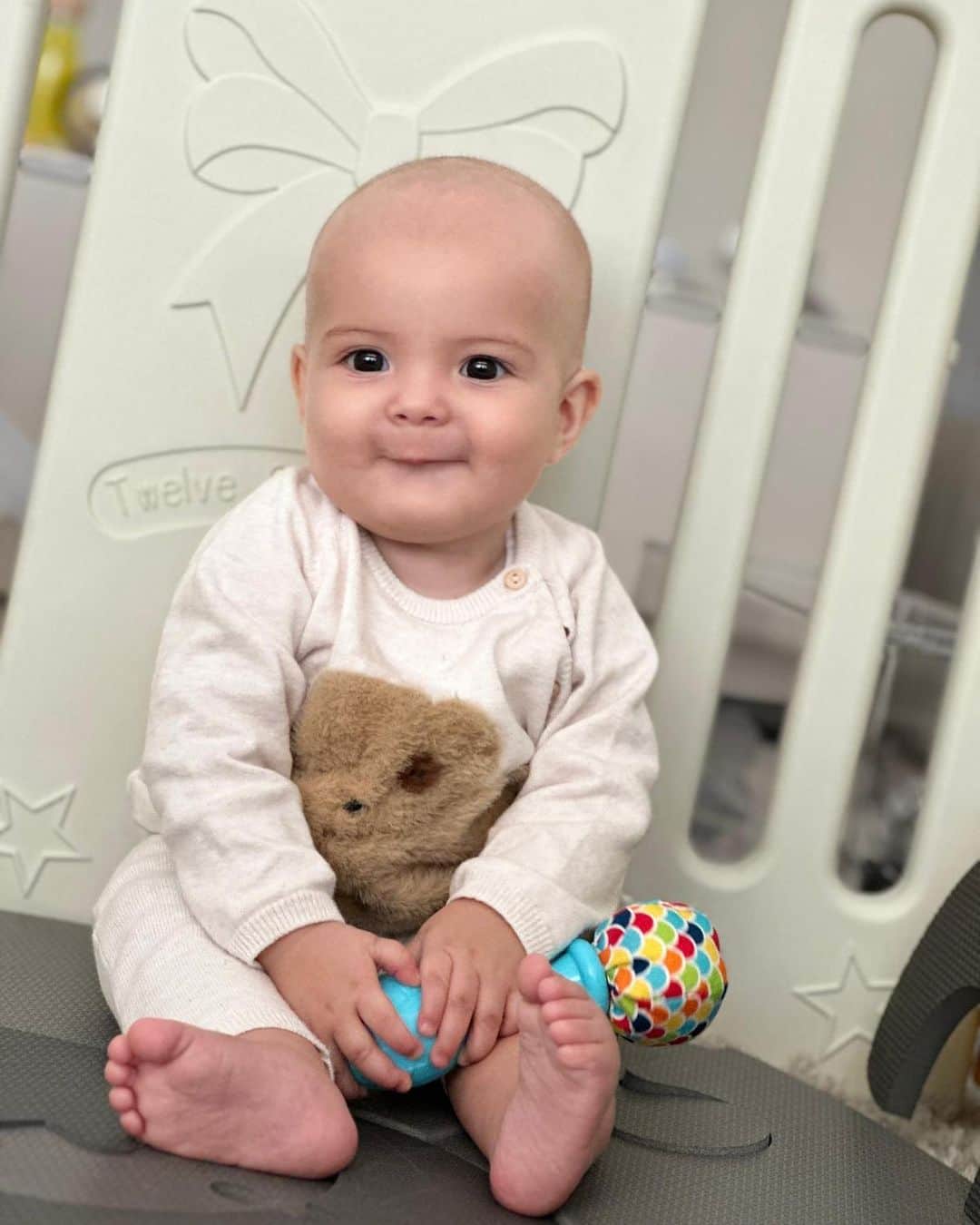 サンティアゴ・アリアスのインスタグラム：「Feliz 1️⃣ año hijo hermoso!!! 🎂♥️ te amamos enano!! 😍 y con gol incluido ⚽️🎁 #happybirthday」