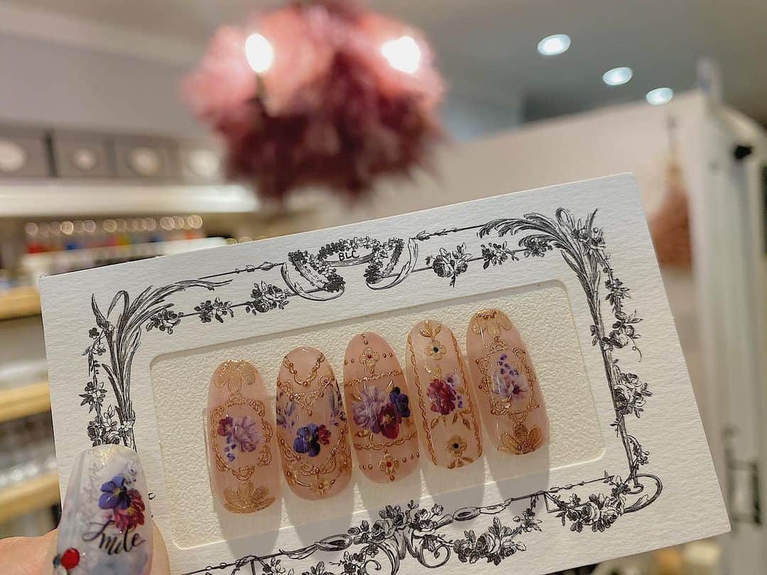 のインスタグラム：「@stockroom_osaka  ドライフラワーシャンデリア♪ オーダーしていた ピンクのドライフラワーシャンデリアが 届いたので サロンのアトリエに 設置しました♪ アトリエは商材が全て収納されている 私にとって大好きな場所。 ただずっと変わらないのでインテリアに少し飽きてたんです💦  壁や床などの 内装を替えるってなかなかハードルが高いけど ライトなら 簡単に付け替えるだけで 雰囲気変わるかも！ と思い 個性的なものを探していた時にご縁があった @stockroom_osaka さん。 サロンには非日常的な ものが視覚的にも良いかな？ と思いオーダーしました♪  サイズや設置可能場所、 火事にならないの？！ お手入れ方法は？！ など 疑問点を幾度となくDMで 相談に乗って頂きました♪ オーダーもDMでできたので簡単！ ありがとうございました😭 もふもふのこの子を サロンのペットとして 大切にしていきます(^^)  次は違う場所を 変えてみようかなと 思っていて 今クロスや木材を買い揃えてます。 好きなようにできる DIYが好きなので基本自分で やってみようと思ってます。 長く通ってくださってる お客様が多いので 新鮮な気持ちになっていただけるように できる限りですが ちょこちょこ変えて 変化させてます。 気持ちは 永遠に完成しないディズニー(笑)  @stockroom_osaka  さんには 置き型ライトもあって 電池タイプもあります♪ コンセントが邪魔にならないし 置く場所も選ばないので フット席に置くのも良いかも。  @stockroom_osaka さんは ネイルサロンも経営されているので ネイル×ドライフラワー の企画をやっています。 私も素敵な企画！ と賛同したので 協力させて頂いてます。 置き型ライトが 抽選でもらえるコンテストで 写真を応募するだけでなので 詳細 @stockroom_osaka  をチェックしてくださいね♪ 締め切り10日までとなります(^^)」