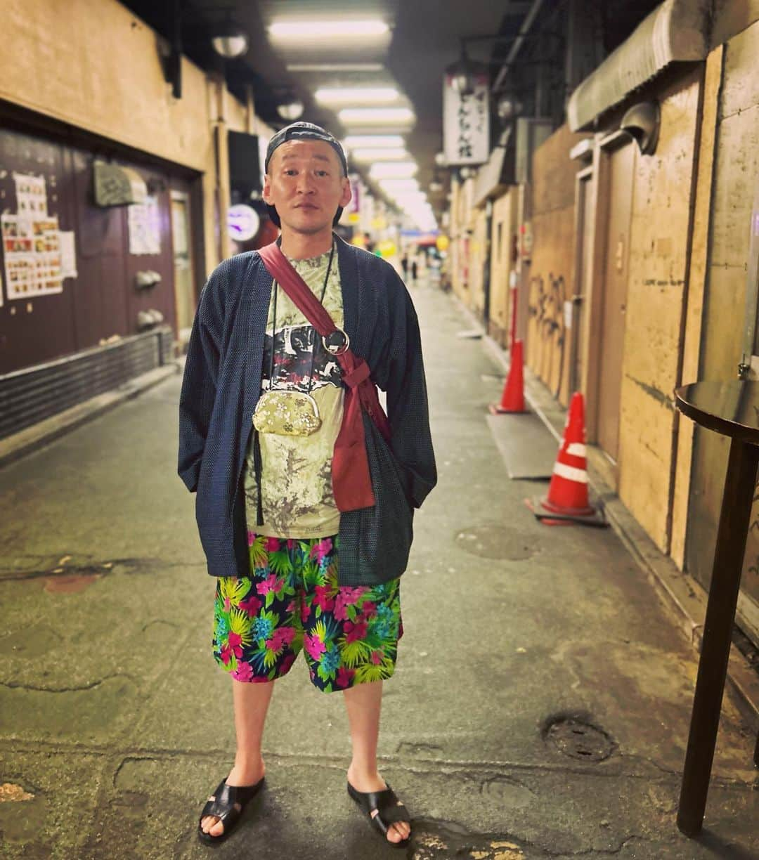 市川刺身さんのインスタグラム写真 - (市川刺身Instagram)「今日の服装。 6/17の新ネタワンマンライブ『ダイヤ』に向けてのネタ作り。  ハラノムシの木の柄にシルクスクリーンかましてるTシャツに下北沢のブリーフブリーフの外ラックに掛かってた花と草の柄の半ズボン。 幅が広くてラック見た時一瞬スカートかと勘違いした半ズボン。 室内の寒さ対策で持ってきた宮田織物の羽織。 十四才で購入した帽子に黒の便所サンダルyorozuのバックに金のがま口。  ネタ作り終わりゆにばーすの川瀬さんと帰りが一緒になって韓国料理を食べて喫茶店でアイスコーヒー飲んだ帰りに高架下で川瀬さんに撮ってもらいました。 夜の散歩が気持ちいい気候。 刺身1グランプリの配信の購入期限は明日の正午まで。 6/17の新ネタワンマン是非。 川瀬さんありがとうございます。  #今日着た服 #ファッション #古着 #ゆにばーす #川瀬名人 #お洒落 #久しぶりに人に撮ってもらえた #ありがたい」6月8日 0時39分 - soitsudoitsu