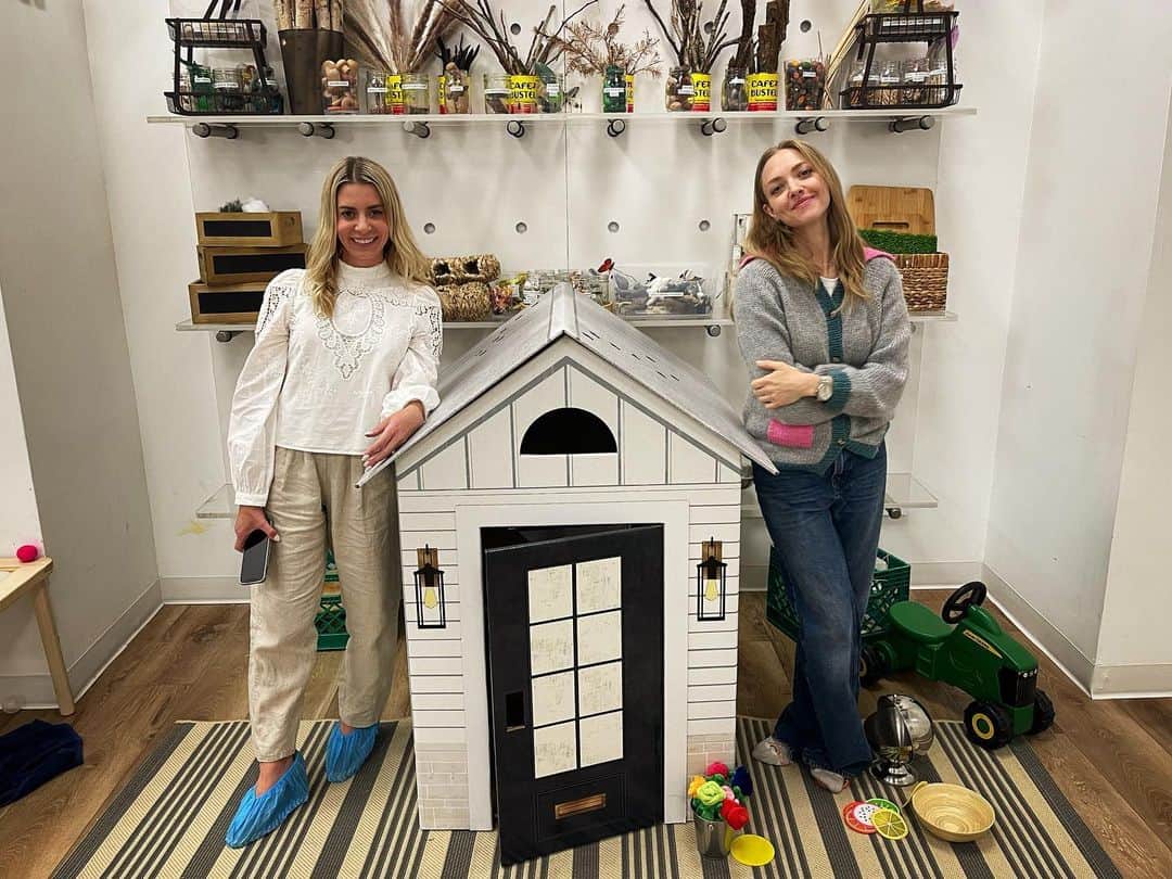 アマンダ・サイフリッドのインスタグラム：「@unionsquareplay is already cute we just added some real estate for extra inspiration. Thanks @jenniemonness and friends for a wonderful day!」