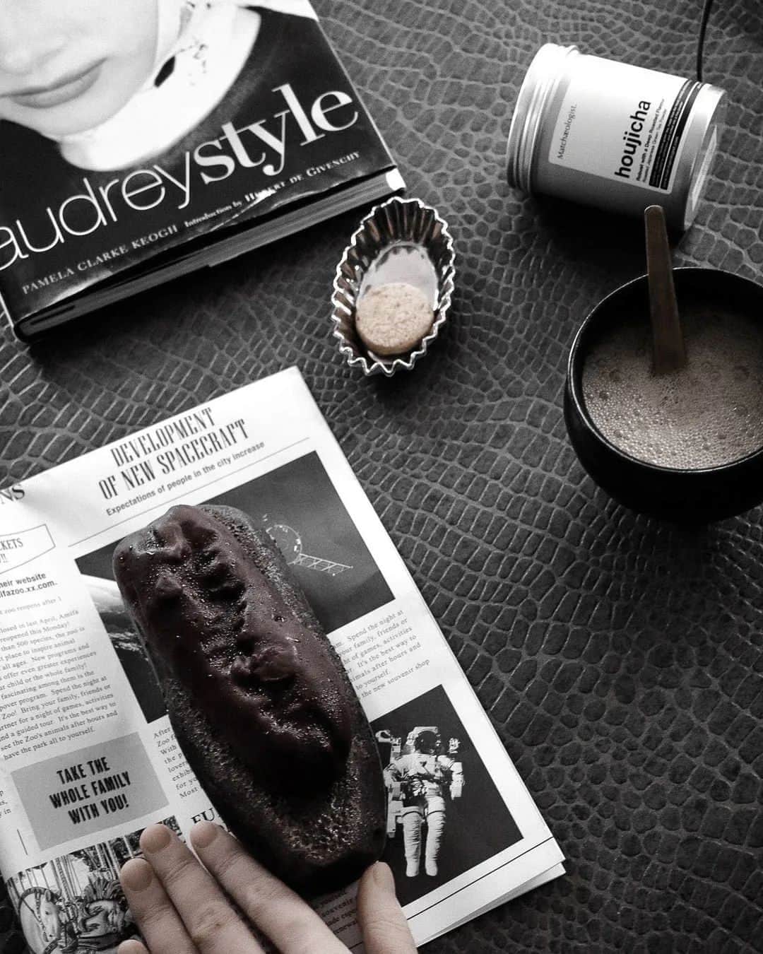 Matchæologist®さんのインスタグラム写真 - (Matchæologist®Instagram)「A cup of 🍂 #Houjicha and 🍫 #Chocolate #Éclair — what a delicious combo! 😍 Hands up if you feel the same! 🙌 Shout out to @noir4696style | @matchaeologist_jp for sharing with us this beautiful #HoujichaRitual featuring @Matchaeologist houjicha powder! . Bring the delicious flavours of our houjicha into your life and experience it for yourself today. 🙏 . For premium-quality houjicha tea 🍵, visit Matchaeologist.com . Matchæologist® #Matchaeologist Matchaeologist.com」6月8日 0時46分 - matchaeologist