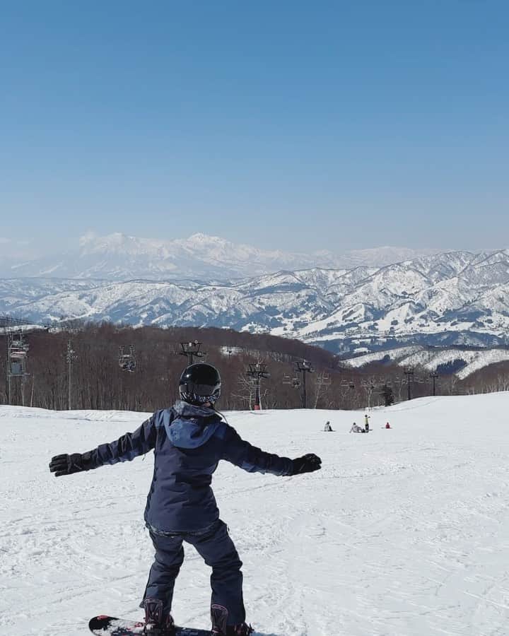 Dewi Chienのインスタグラム：「❄️⛷️滑雪初體驗Day2❄️  1、我的綠線初體驗⋯（抖 2、賴先生的怎麼不太一樣 3、以為自己很快根本龜速 4、最後一滑，終於把讓我看起來超蠢的雙手放下了🤣 5、這次的滑雪菜鳥團們💛  6、7、8、9、10、都是最美麗的風景。  #DBC #野澤溫泉村 #限量優惠到七月底 #開賣囉 #快搶票」