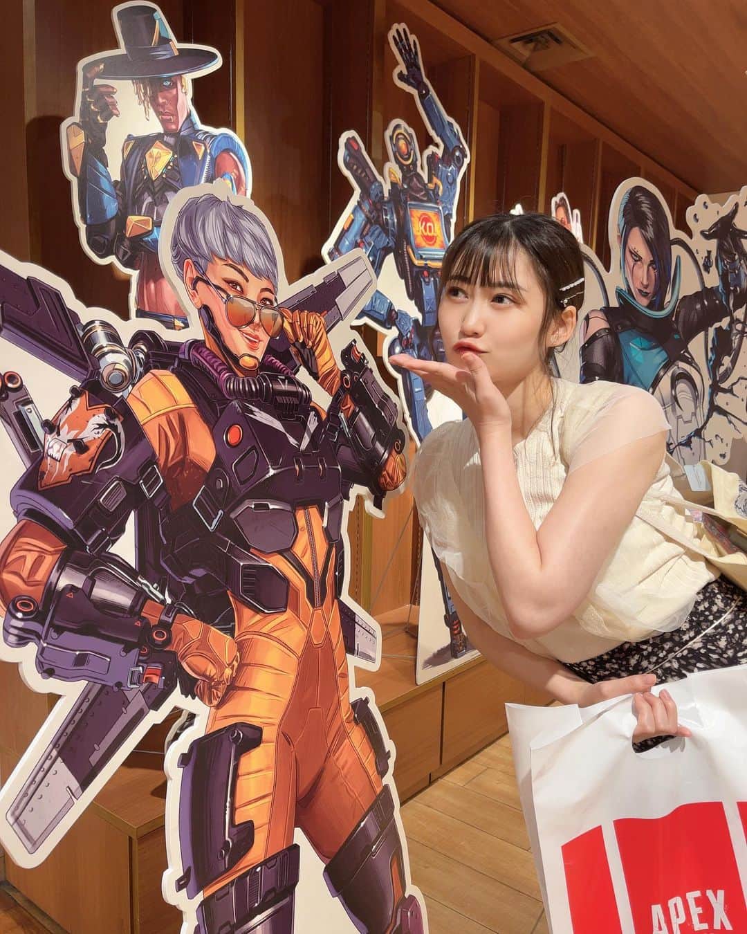 空野青空のインスタグラム：「APEXLegendsのヴァルキリーみたいな人を探してます…(˵ ͡° ͜ʖ ͡°˵)💕  #APEX #APEXLegends #ヴァルキリー #エペ #推しメン #推しのいる生活  #ガチ恋 #タワレコ渋谷 #towerrecordscafe  #コラボカフェ #ピンキー てゃと一緒に行ったﾖ♡ #ヲタ活 #オタ活カフェ巡り」