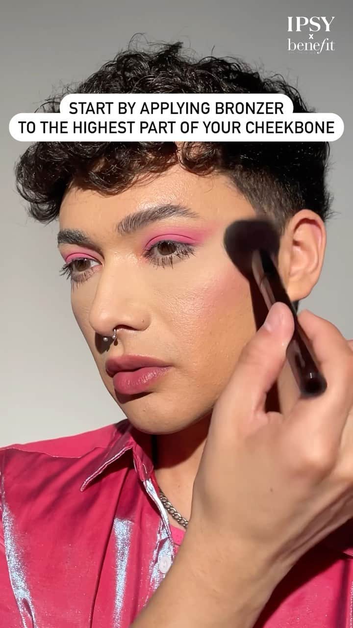 Benefit Cosmeticsのインスタグラム：「A few swipes of @benefitcosmetics Hoola Bronzer and you’ll look like you just returned from a beach vacay. This silky matte bronzer warms up your complexion with its ultra blendable formula. Tap the link in @IPSY’s bio to learn how to apply bronzer for your face shape. #IPSY @iamalfielux」
