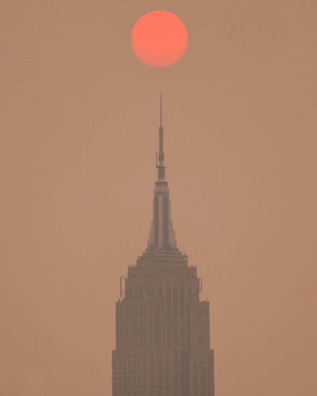Empire State Buildingさんのインスタグラム写真 - (Empire State BuildingInstagram)「Standing tall above the haze   📷: @garyhershorn」6月8日 0時55分 - empirestatebldg