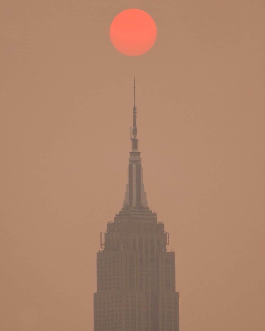 Empire State Buildingのインスタグラム：「Standing tall above the haze   📷: @garyhershorn」