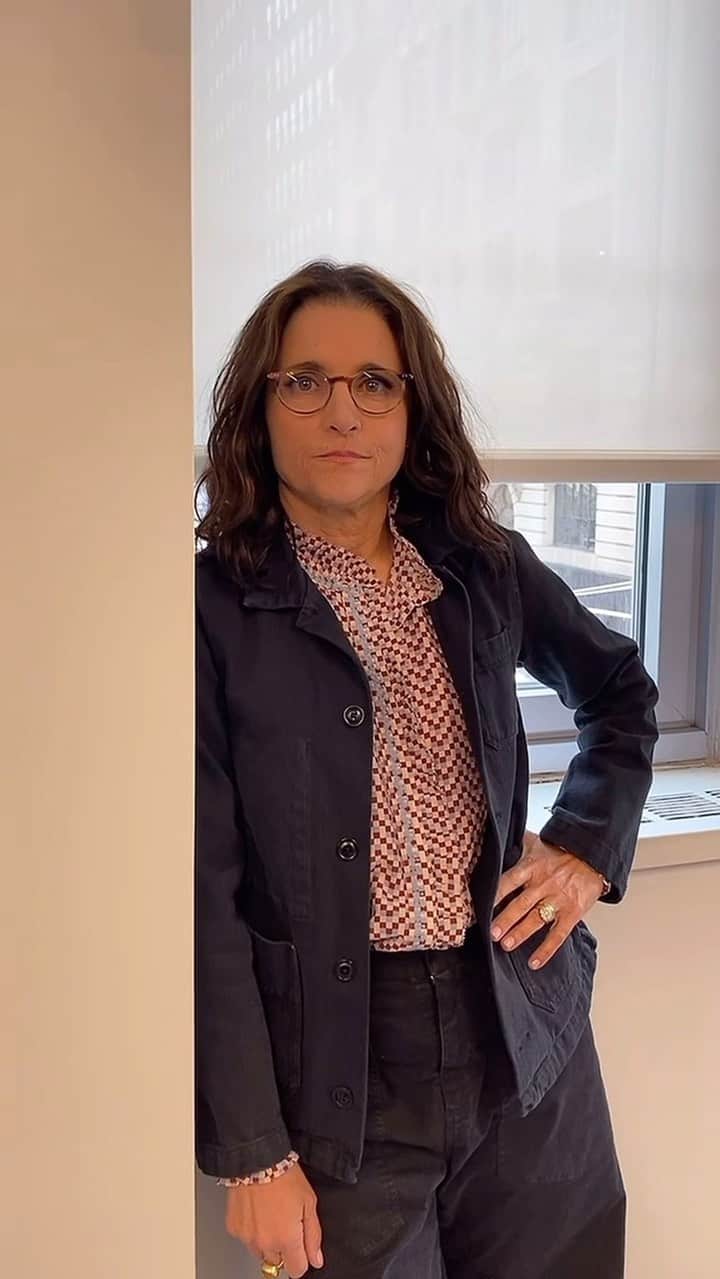 ジュリア・ルイス＝ドレイファスのインスタグラム：「Is this a good time to announce @podcrushed’s next guest?!」