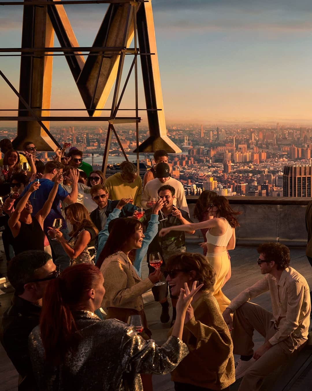 Moët & Chandon Officialのインスタグラム：「Sharing a view above the world, enjoying a magical atmosphere. Welcome to the Moët & Chandon’s party in the sky. ⁣ ⁣ #ToastWithMoet #MoetChandon ⁣ ⁣ This material is not intended to be viewed by persons⁣ under the legal alcohol drinking age or in countries⁣ with restrictions on advertising on alcoholic beverages.⁣ ENJOY MOËT RESPONSIBLY.⁣」