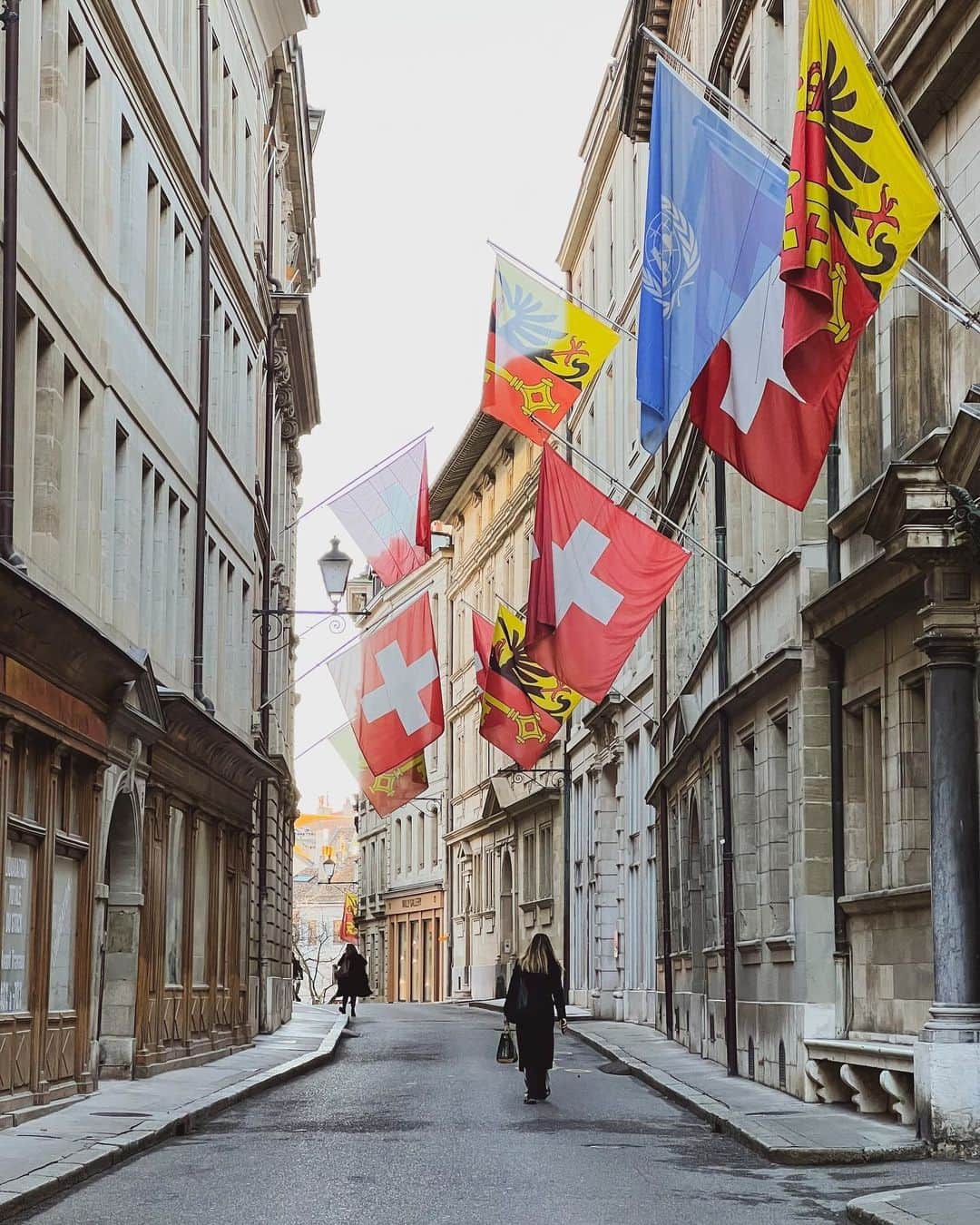 デルタ航空のインスタグラム：「Early morning strolls are better in Switzerland 🇨🇭  Photo: @mike_in_geneva」