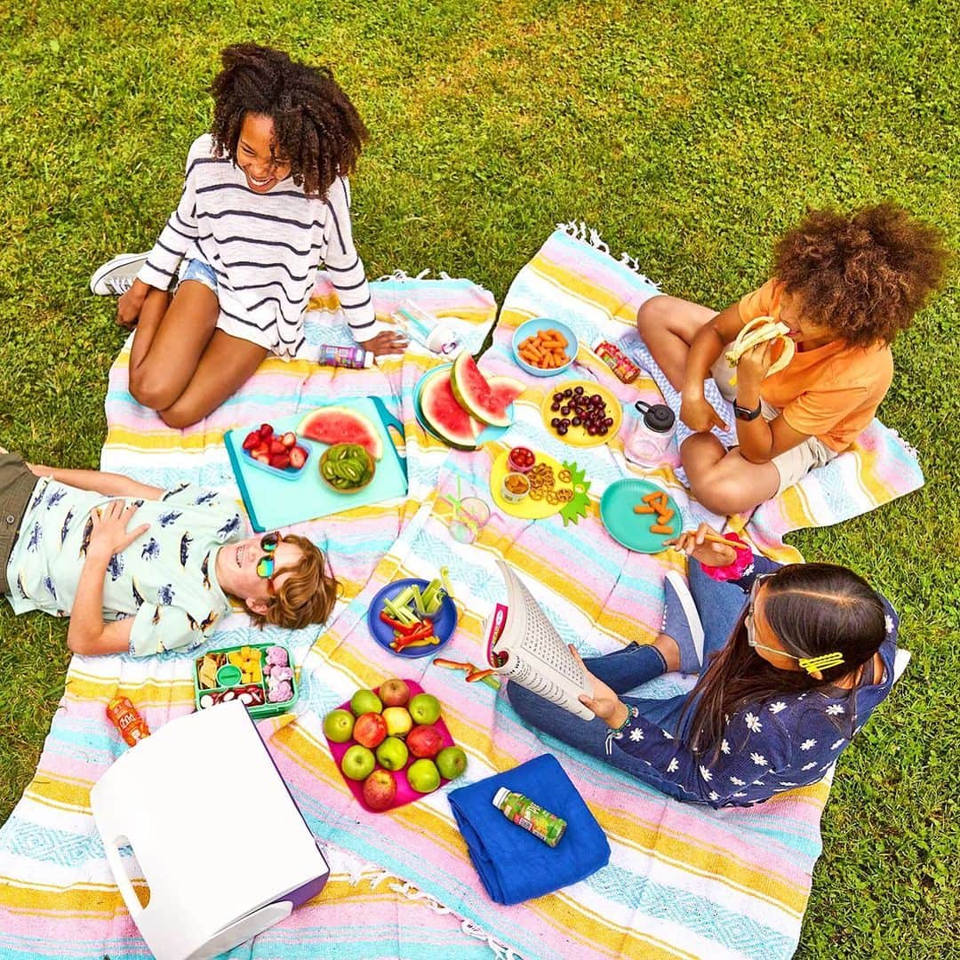 ミシェル・オバマのインスタグラム：「With many families’ schedules shifting as we move into the summer months, a lot of parents are asking all sorts of questions because they’re realizing their snack and meal routines are in need of an upgrade. What should we make for dinner? How can I pack healthier lunches for my kids attending summer camp? Will my kids actually eat it?  With that in mind, here are some tips to answer those questions and give your kids some options that they’ll love.   ▪️Aim for a simple rule for every meal: Half fruits and veggies, half protein and whole grains.  ▪️Don’t give up: Keep including new foods in your meals. It can often take repeated exposure for kids to develop a taste for something new. ▪️Bring the flavor: Add in spices and herbs rather than reaching for the saltshaker.  Hydrate: Take a water bottle everywhere you go. And replace the sugary drinks your child would normally drink with PLEZi, which has less sugar, less sweetness, and more nutrients than sodas or sports drinks. ▪️Check the Nutrition Facts label: Try to avoid options high in added sugars, sodium, and saturated fat. And seek out foods that are higher in nutrients that kids generally don’t get enough of, like dietary fiber, potassium, calcium, and vitamin D.  ▪️Involve the entire family: Get your kids involved in planning and preparing meals and snacks whenever you can — and eat together, too!  For more tips and ideas, check out plezi.com. But most importantly, just remember that none of this is about being perfect. Some days are going to be better than others for your kids—and for you, too. Hopefully you can establish a routine, balance what works and what doesn’t, and have some fun with it!   That’s what we’re trying to help with at @plezinutrition, a public benefit company where I’m proud to serve as Co-Founder and Strategic Partner. We want to do more than provide healthier drinks and snacks for kids. We want to be a partner that parents can count on. And we want to jumpstart a race to the top that will transform the entire food industry.   With that in mind, we’d love to hear more tips from all of you! What has worked for your family?」
