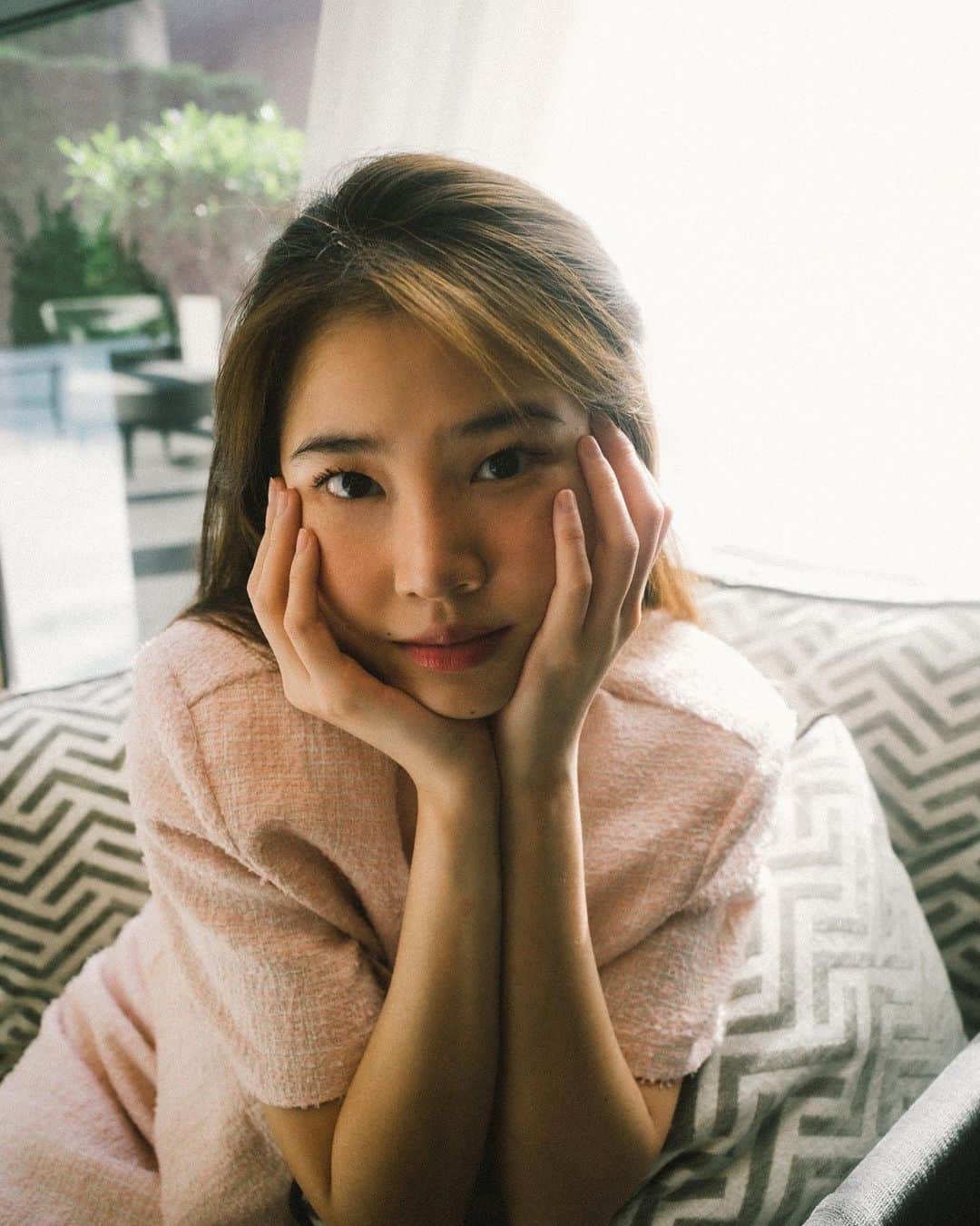 フォン＝サナンタチャット タナパットピサーンのインスタグラム：「You are never fully dressed without perfume.   รีวิว My fav perfume ไว้ใน Youtube น้าา ไปดูกันนนน ( link in bio )」