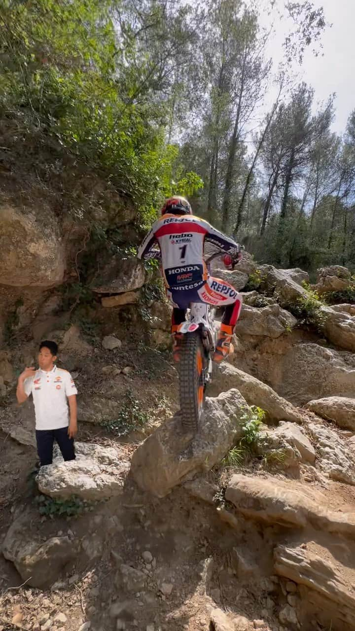 藤波貴久のインスタグラム：「Buffff🔝 Good feeling this weekend❤️‍🔥 @tonibou ☝🏻  @hondaracingcorporation  @box_repsol  @trialteamhrc  @alpinestars  @renthal_moto  @michelinmotorsport  @twin_air  @showabygpe  @s3parts.official  @didchain  @galfer_brakes  @braktec  @hebo.factory  @ogio_powersports」