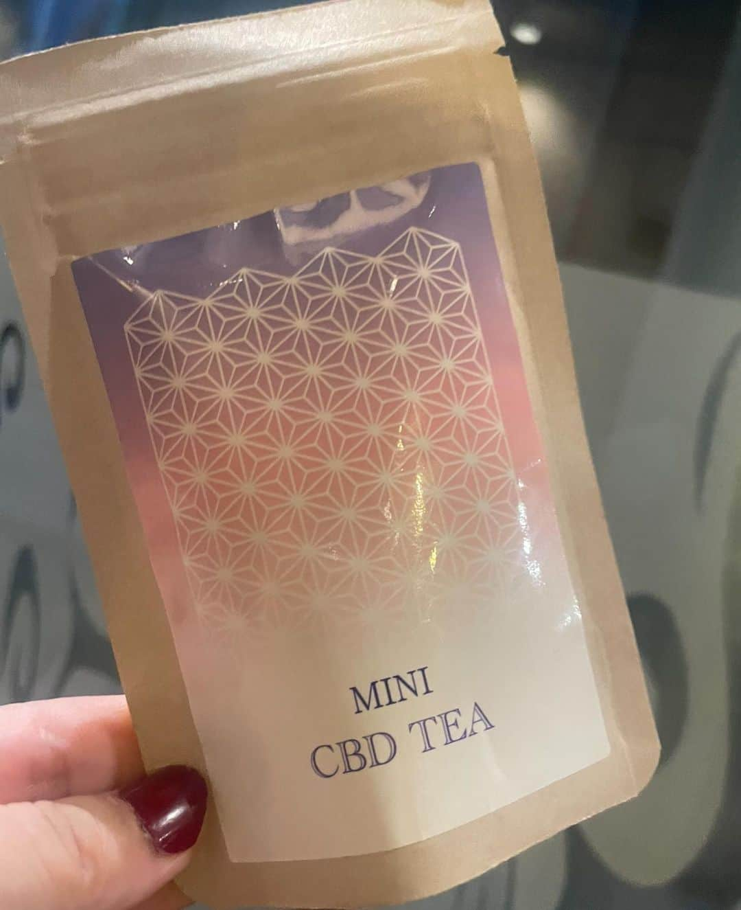 えりぞうさんのインスタグラム写真 - (えりぞうInstagram)「CBD×ルイボスティー 『CBD TEA』  @embers_0820  話題のCBDが配合されたルイボスティー。  サラサラッとしたパウダータイプで 茶葉から淹れる手間がないから、 飲みたいときに手軽に飲めるよ！  ただ、数量だけ気をつけて！ 通常のコップに１g 小さいスプーン0.5杯 程度目安だよ！  味はルイボスティーで 飲みやすくすっきり！  寝る前に飲むことで、 ぐっすり睡眠できるの。 さすが、CBD。  もちろん、ノンカフェインです❢  今までCBD入りの商品はオイルやグミ クリームなど、いろいろ使ってきましたが お茶に入っているのは珍しい！ 初心者にもオススメ！  PR @embers_0820 #メニメニ  #CBD TEA #CBD #ルイボスティー #MINICBDTEA #美容好きとつながりたい #コスメ好きとつながりたい  #毛穴ケア #くすみケア #おうち美容 #美容マニア #コスメレポ #スキンケア #美容 #美白 #アンチエイジング #エイジングケア #コスメ美容 #美容好きな人と繋がりたい  #化粧品　　　 #美容液 #美肌ケア #美容オタク #優秀コスメ #スキンケアオタク #美肌作り #美容女子  #美容マニア  #美容すきな人と繋がりたい  #ビューティー　　 #美活」6月8日 1時09分 - erizo0012