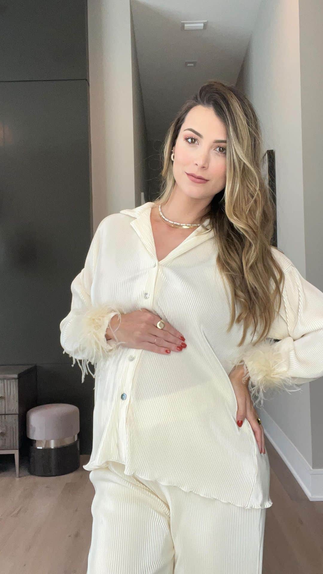 ステファニア・フェルナンデスのインスタグラム：「Baby shower sorpresa 🥹🩵👇🏻  Este fue mi outfit para este día especial 🌟 todo fue sorpresa y no tenía idea de lo que estaba preparando mi cuñada @bettinaleonardi 🫶🤩  Así que solo pregunté el color de vestimenta y ya tenía esta opción en mi closet para salir de la clínica, pero fue perfecto para esta ocasión.」